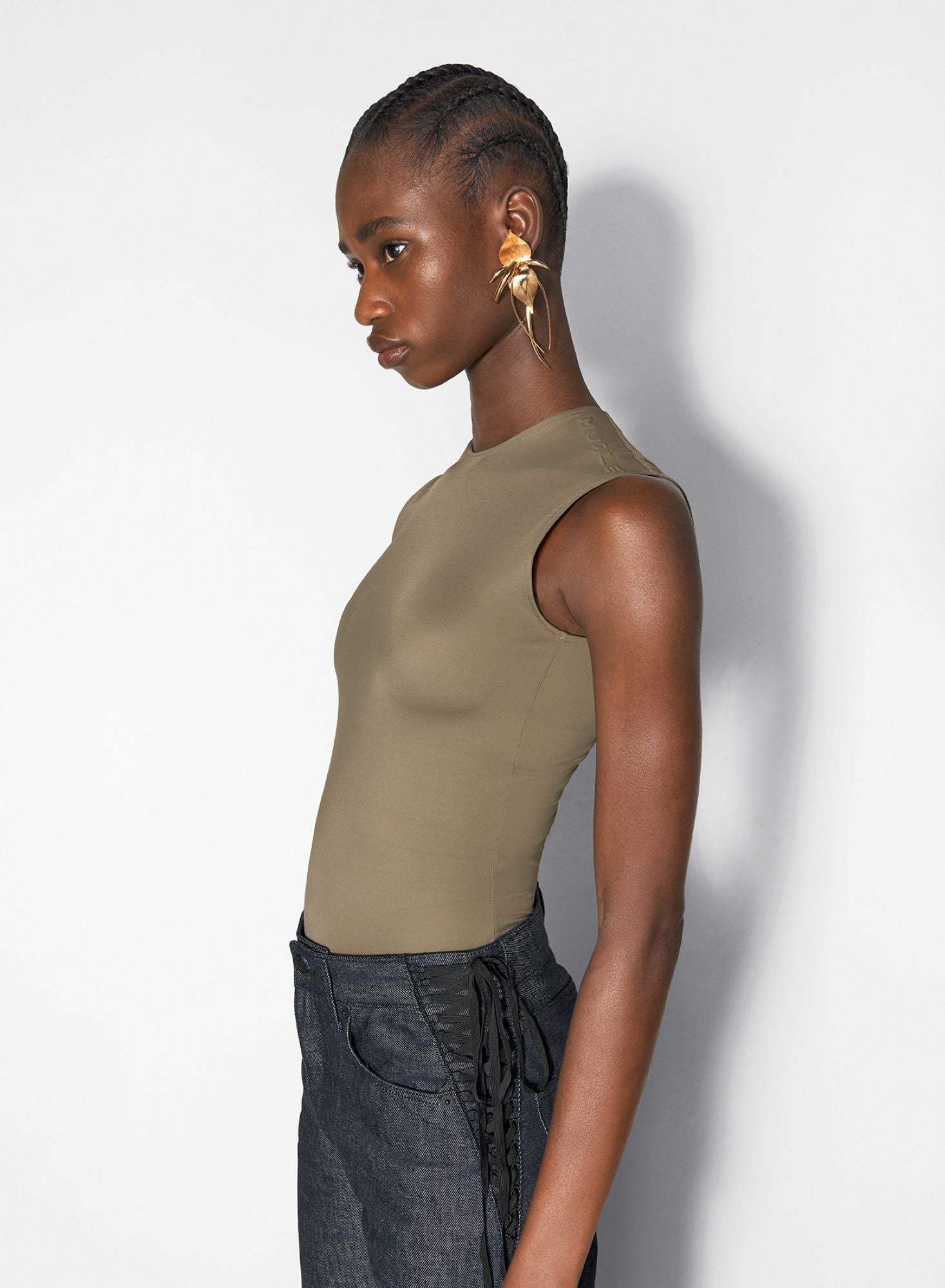 BLACK SLEEVELESS SHOULDER LOGO BODYSUIT