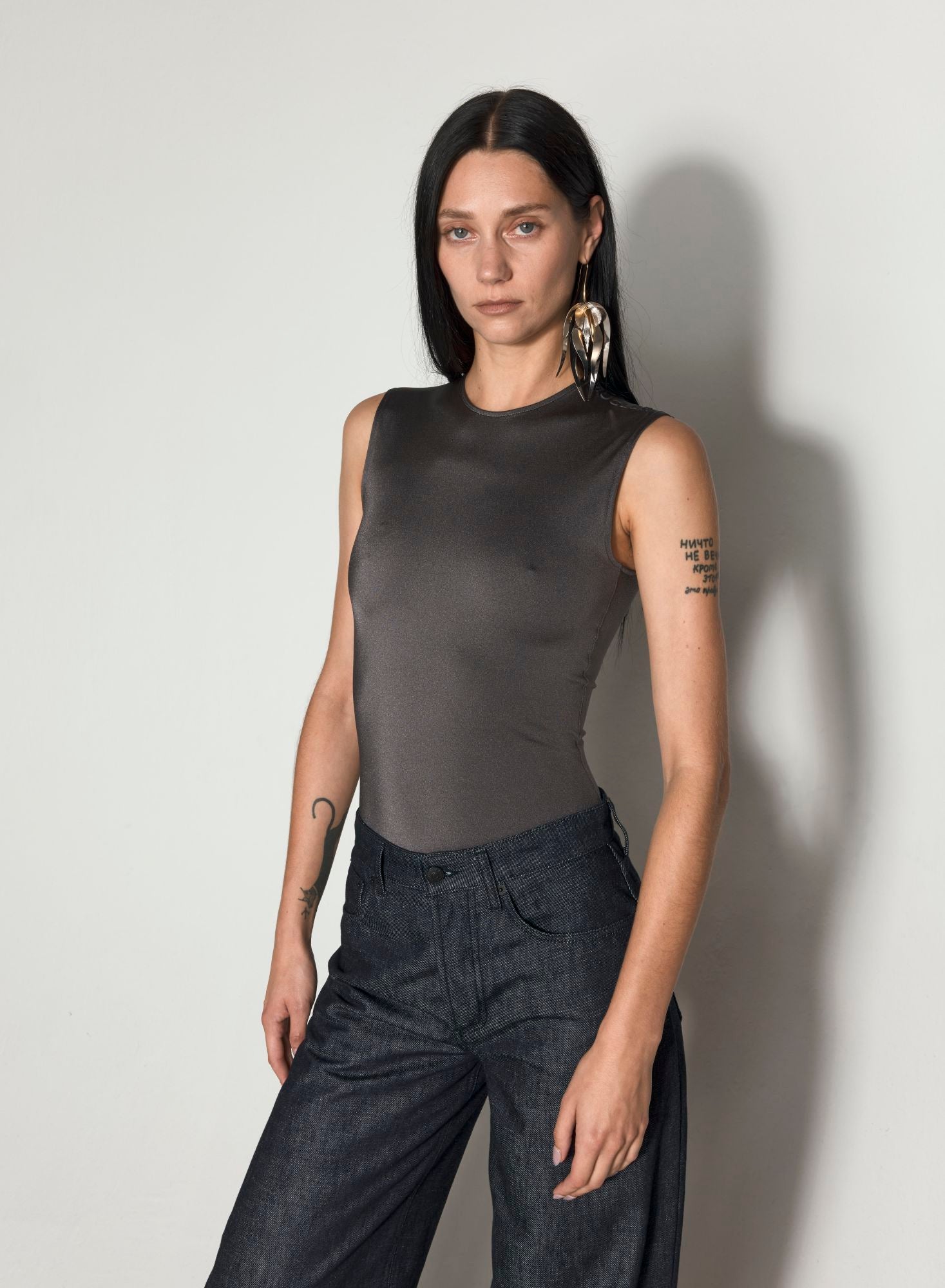 SHARK SLEEVELESS SHOULDER LOGO BODYSUIT