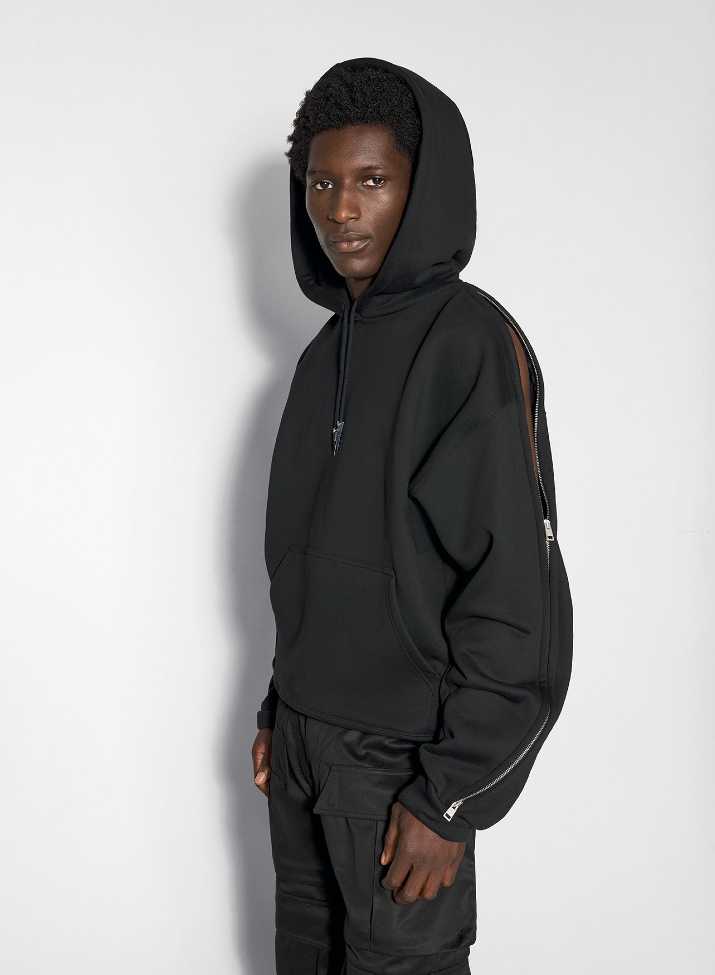 BLACK ZIPPED SLEEVES HOODIE