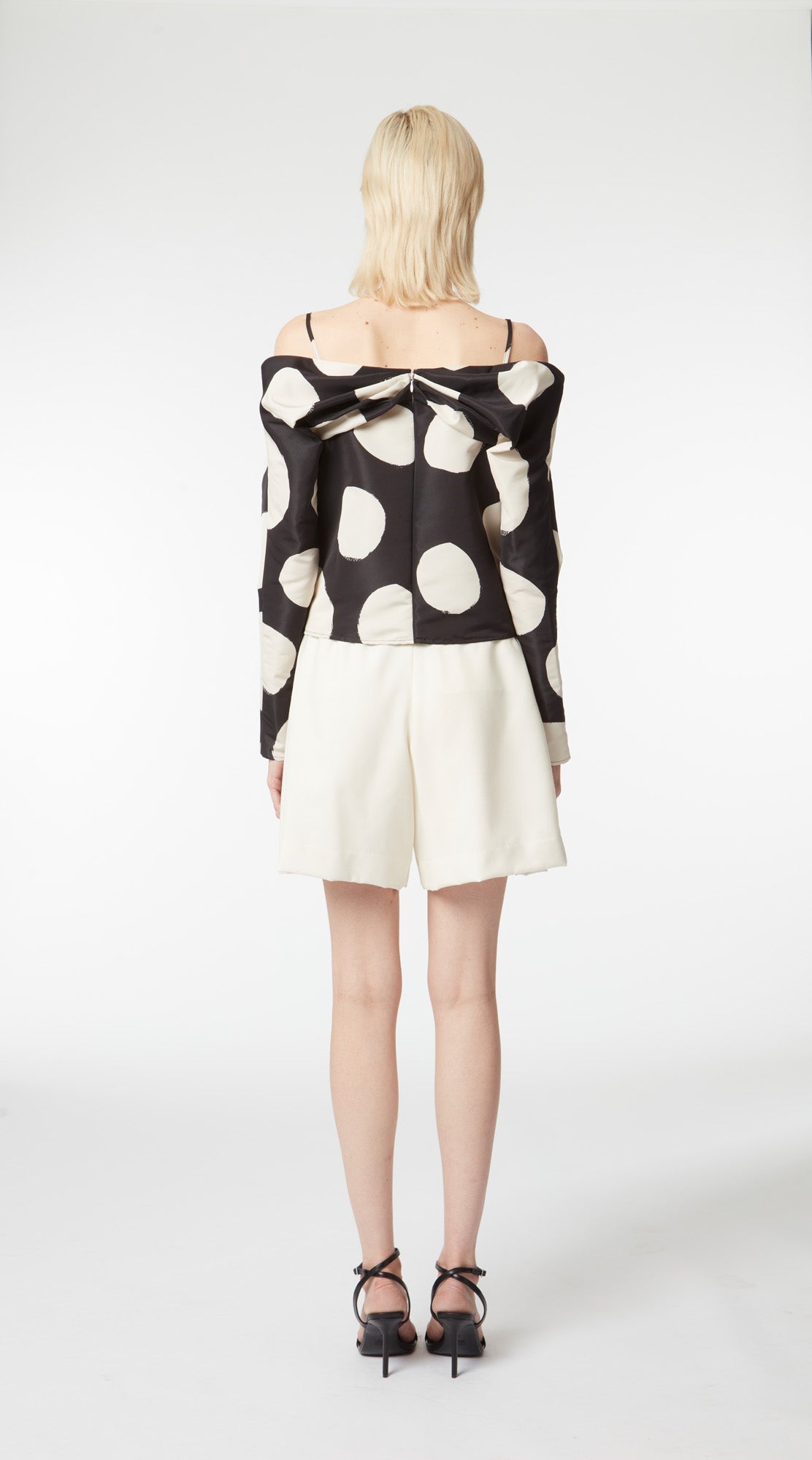 MINI-ROBE AVEC BAS PÉPLUME