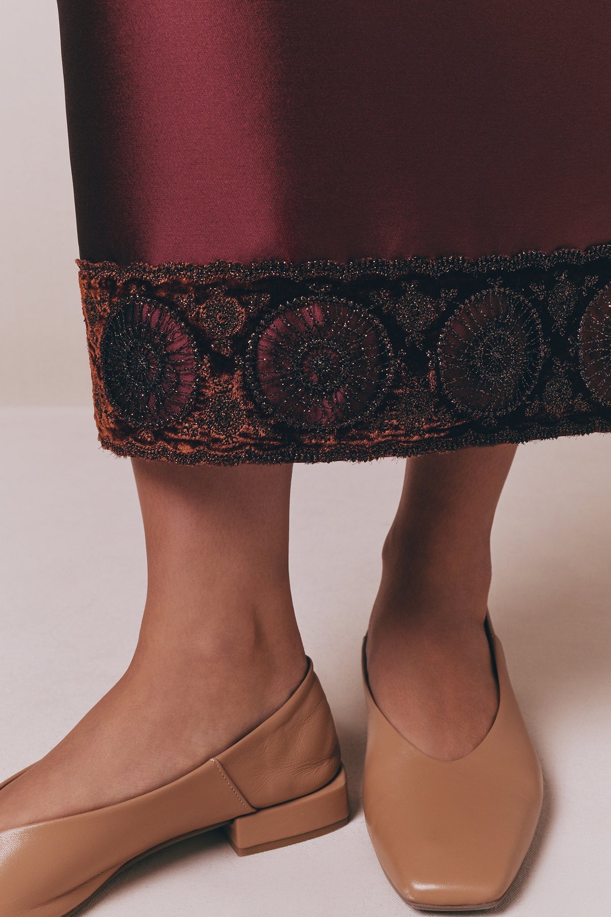 Jupe crayon Monica en satin avec ruban en dentelle - Burgundy