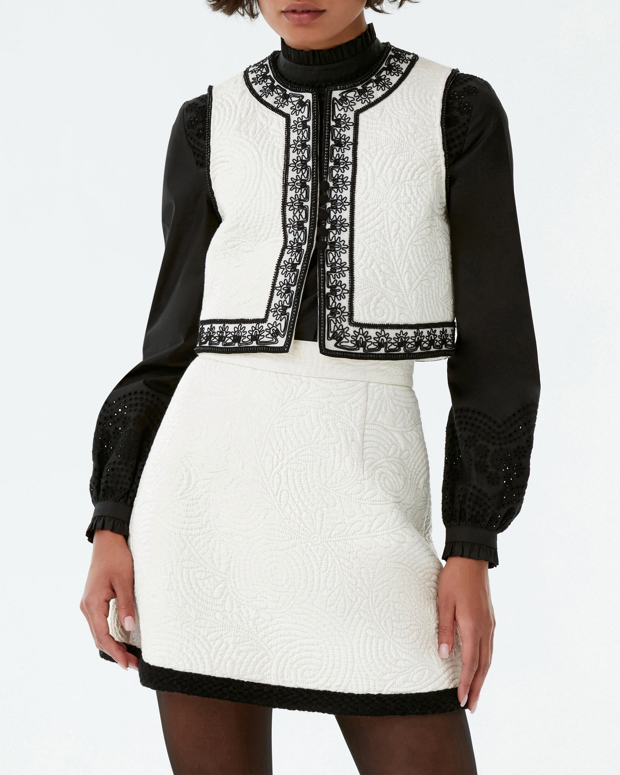 Clara sleeveless cardigan in linen - White