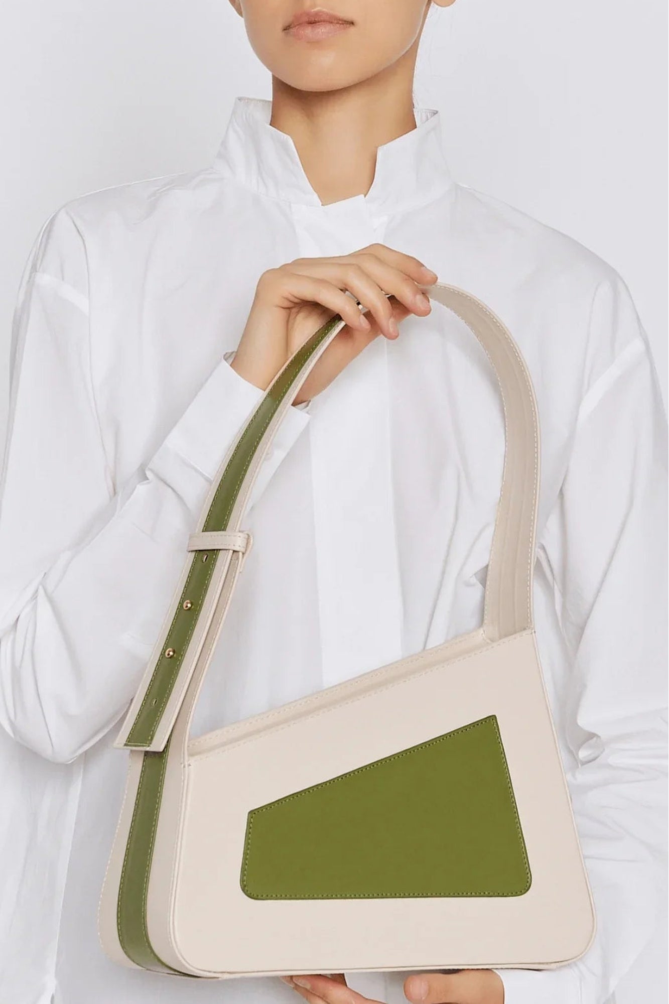 OLIVE & OFF-WHITE ALBERT FRAMED MEDIUM Sac matelassé en cuir asymétrique