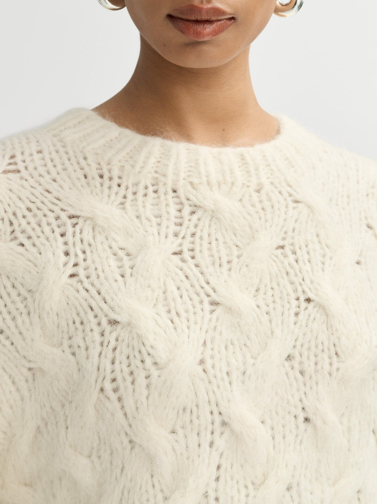 Chunky-knit cable-knit wool jumper - White