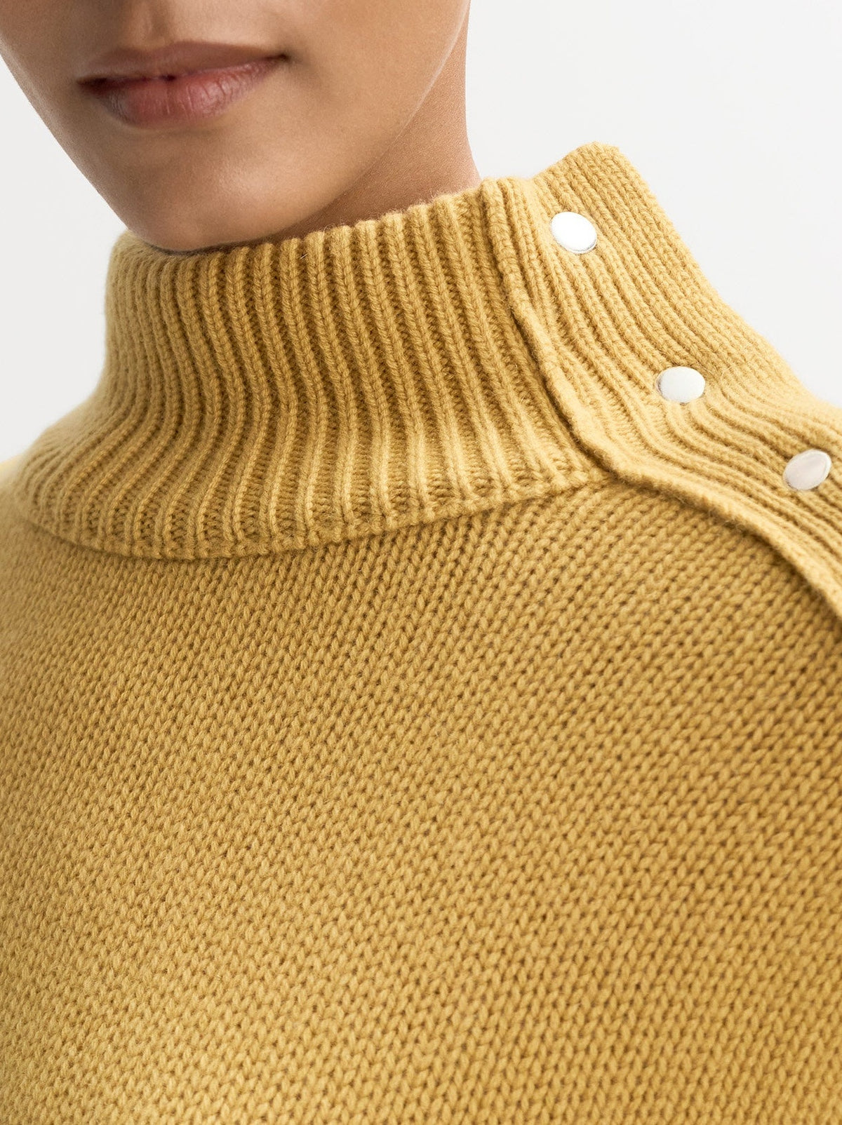 Pull col roulé boutonné en cachemire - Jaune