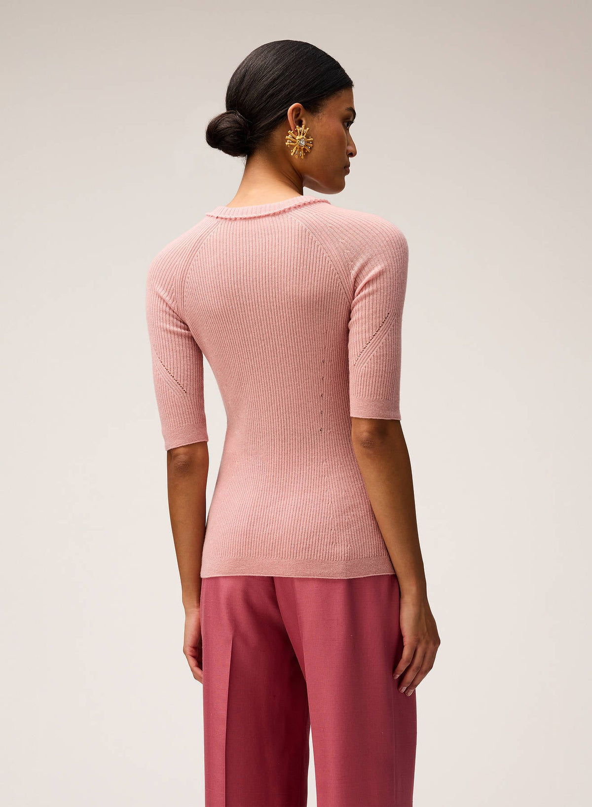 PINK ROSE LIGHT CASHMERE RIBBED KNIT T-SHIRT WITH CROCHET DETAIL