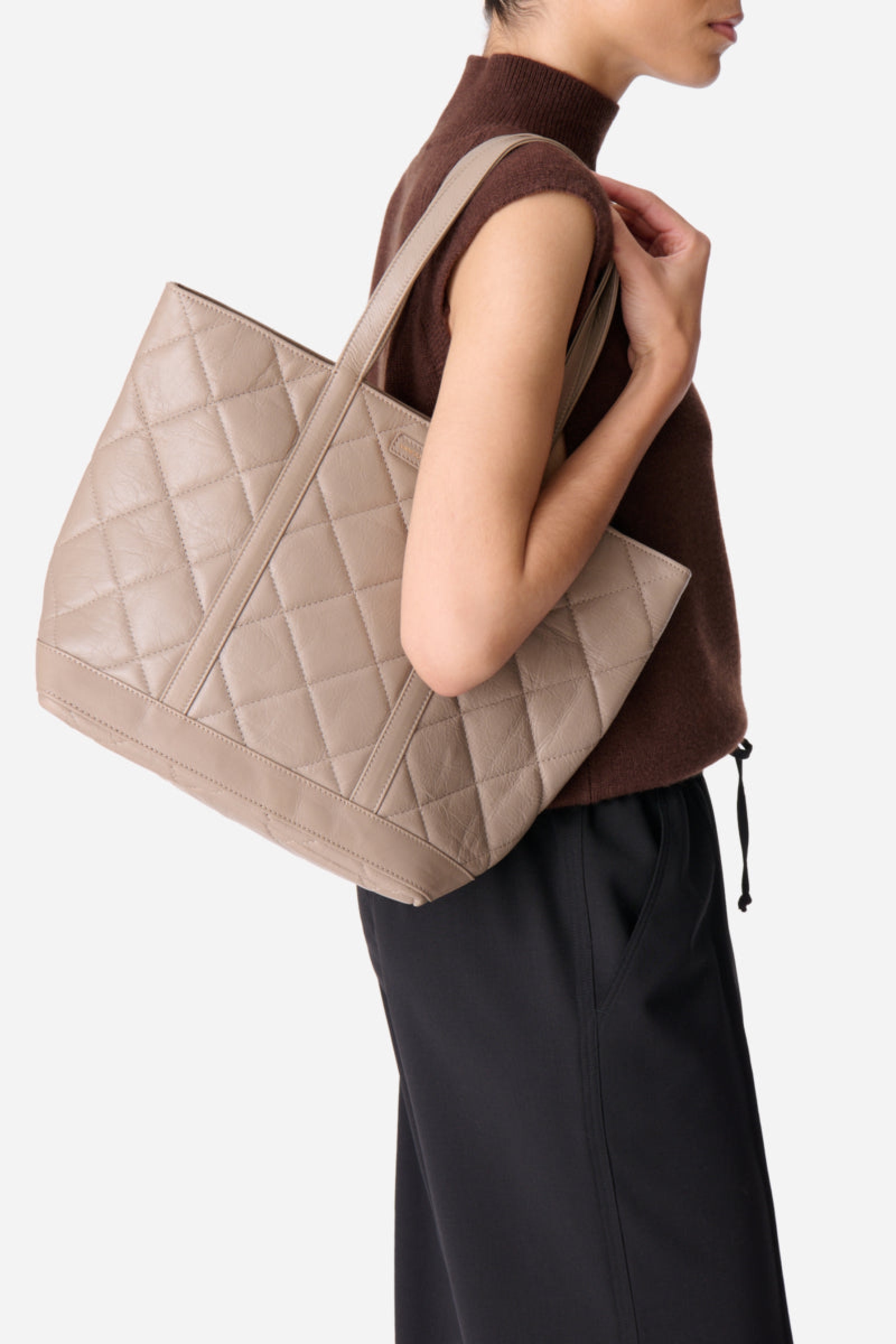 Iconic M Tote Bag with zip, in quilted leather - Sand & Chalk