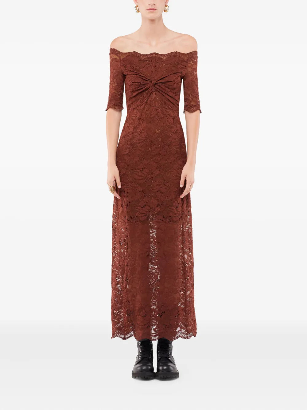Long dress in lace