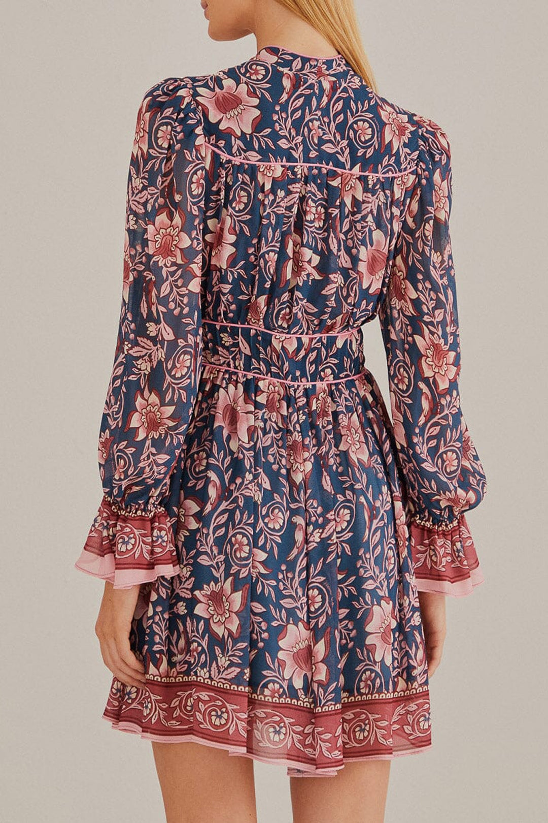 Robe courte Ainika Charm à manches longues - Multicolore