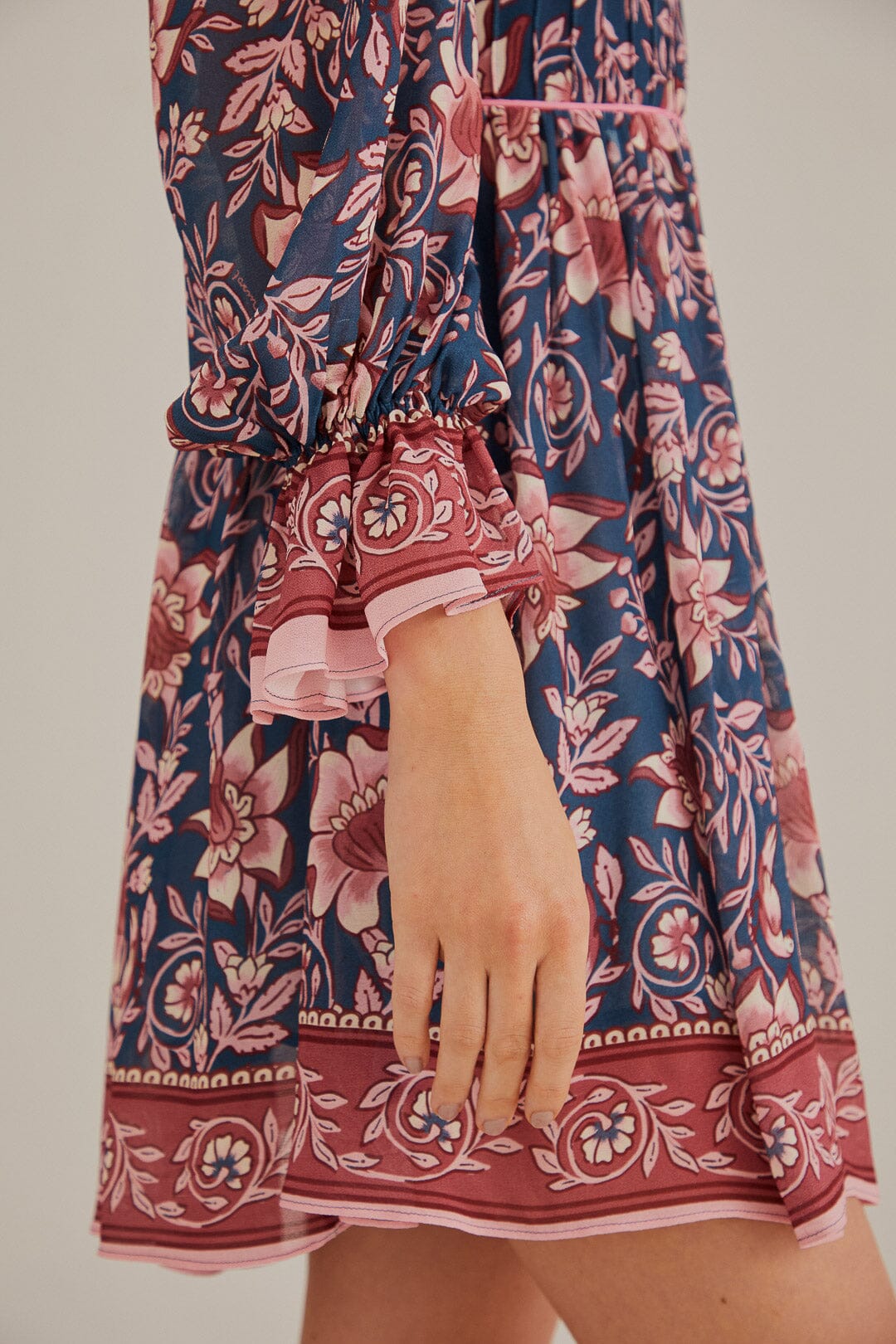 Robe courte Ainika Charm à manches longues - Multicolore