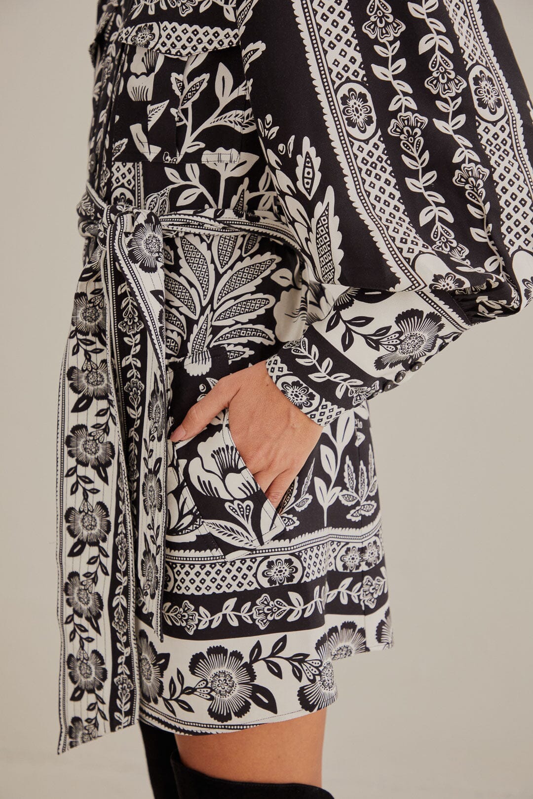 NEW_Pineapple Garden Black Robes courtes - Pineapple Garden Black