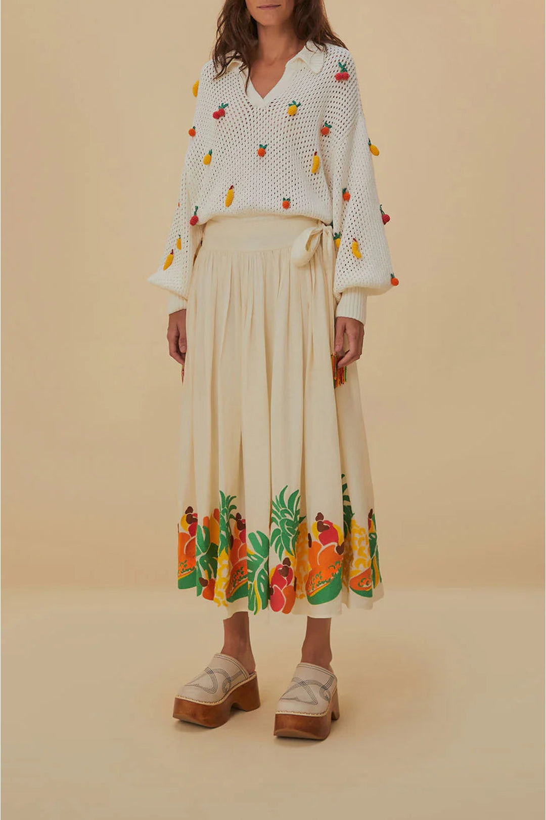 Jupe midi à nœud latéral et fruits brodés en coton - Blanc