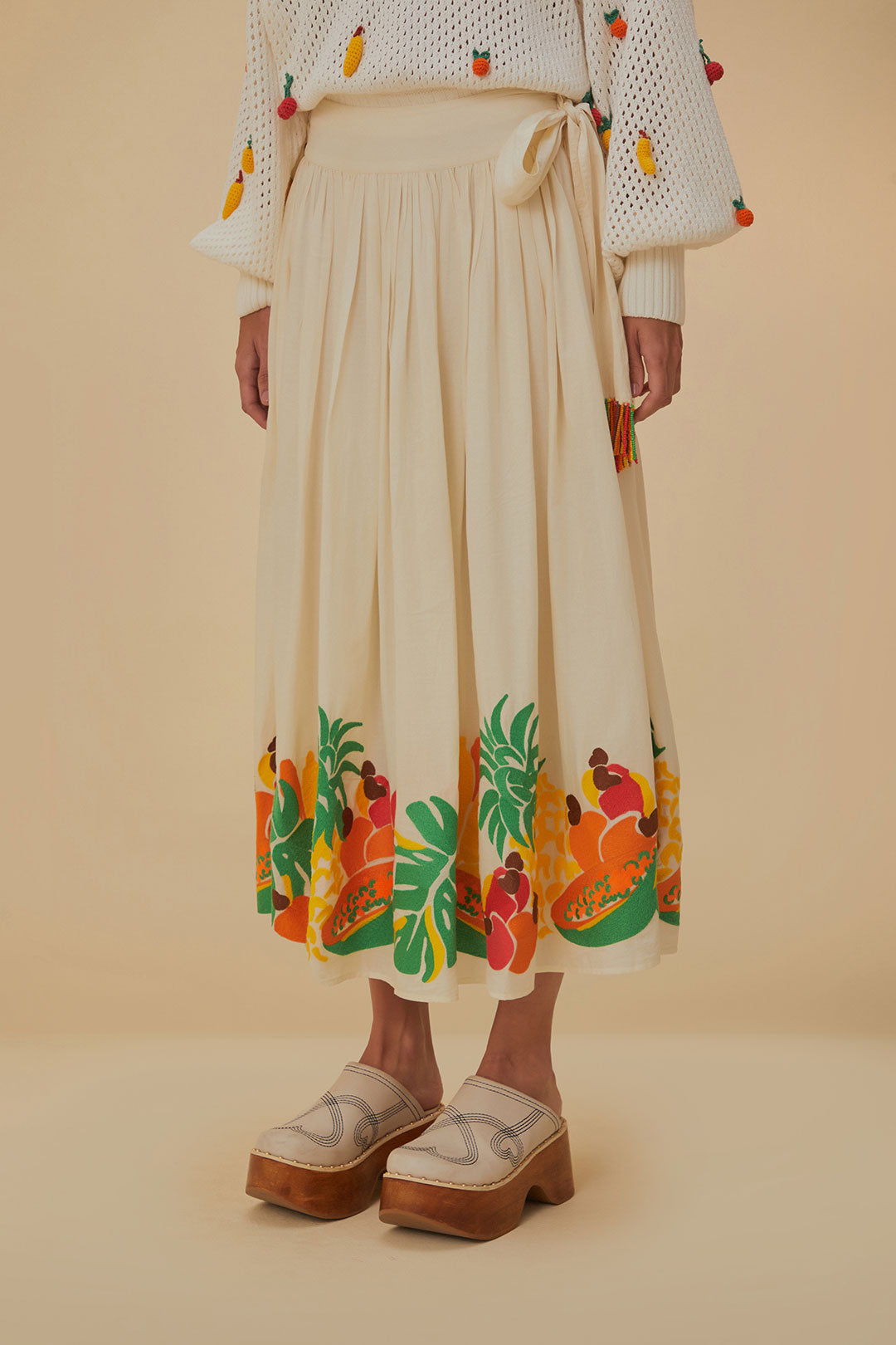 Jupe midi à nœud latéral et fruits brodés en coton - Blanc