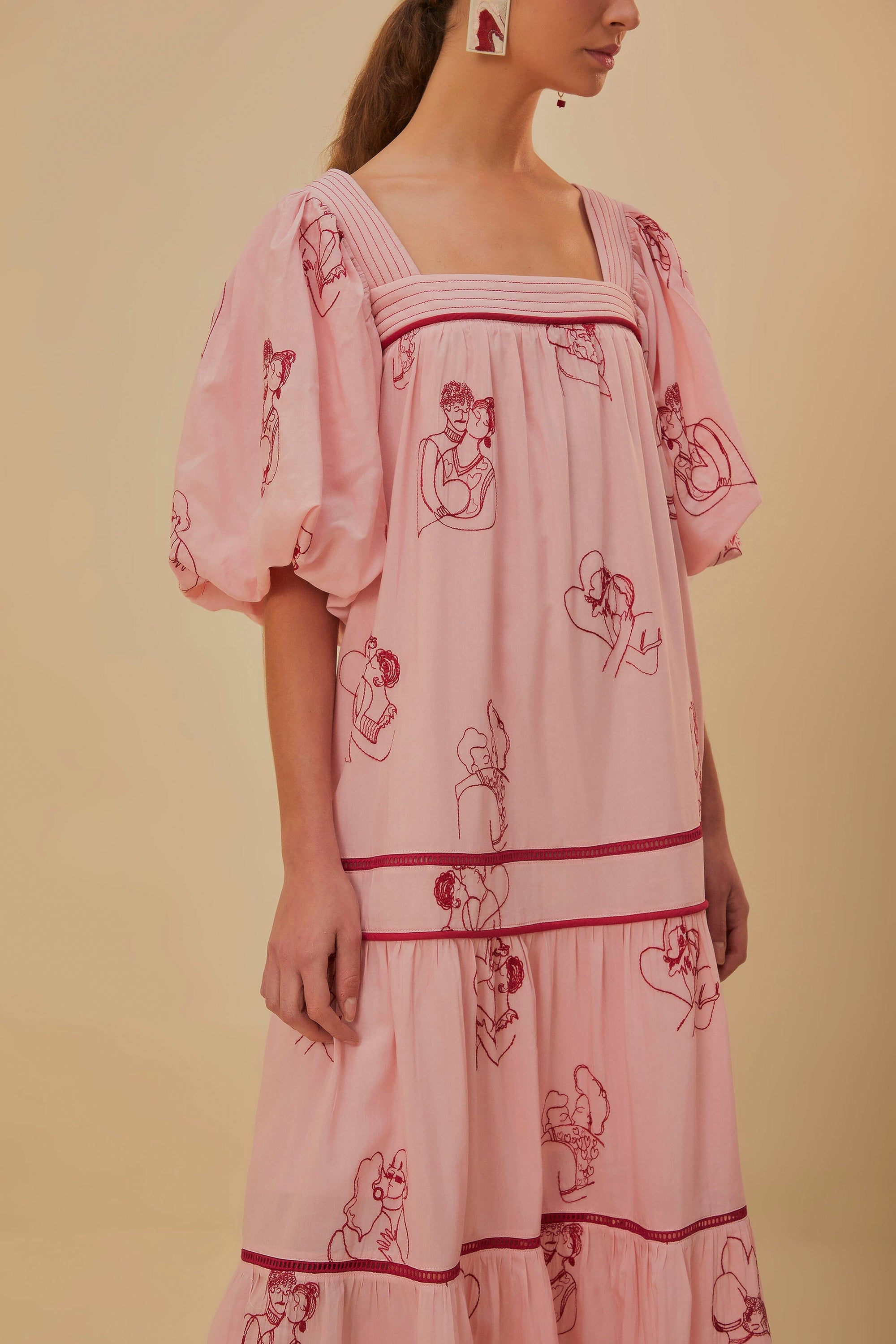 Robe longue The Kiss brodée à manches courtes - Rose