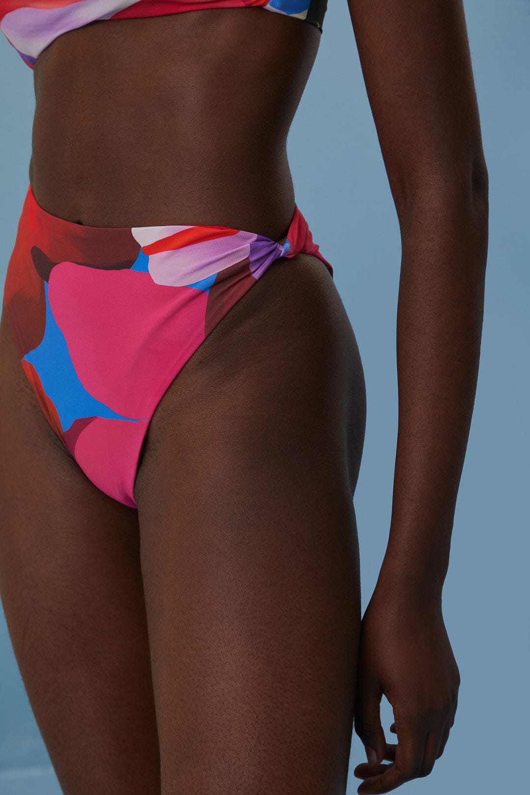 Bas de bikini taille haute aquarelle Flora - Bleu