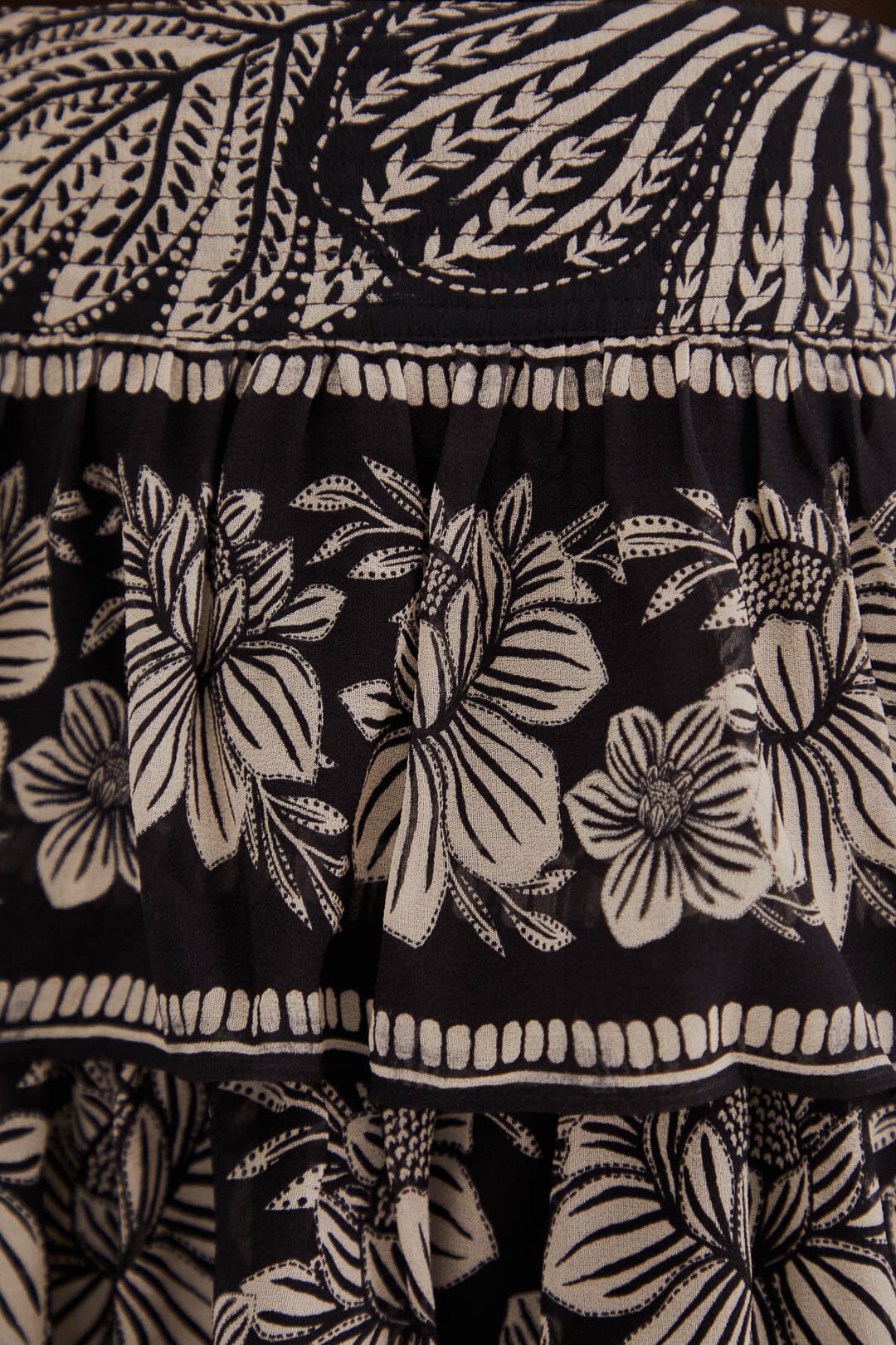 Long skirt with ruffles and pattern - Black