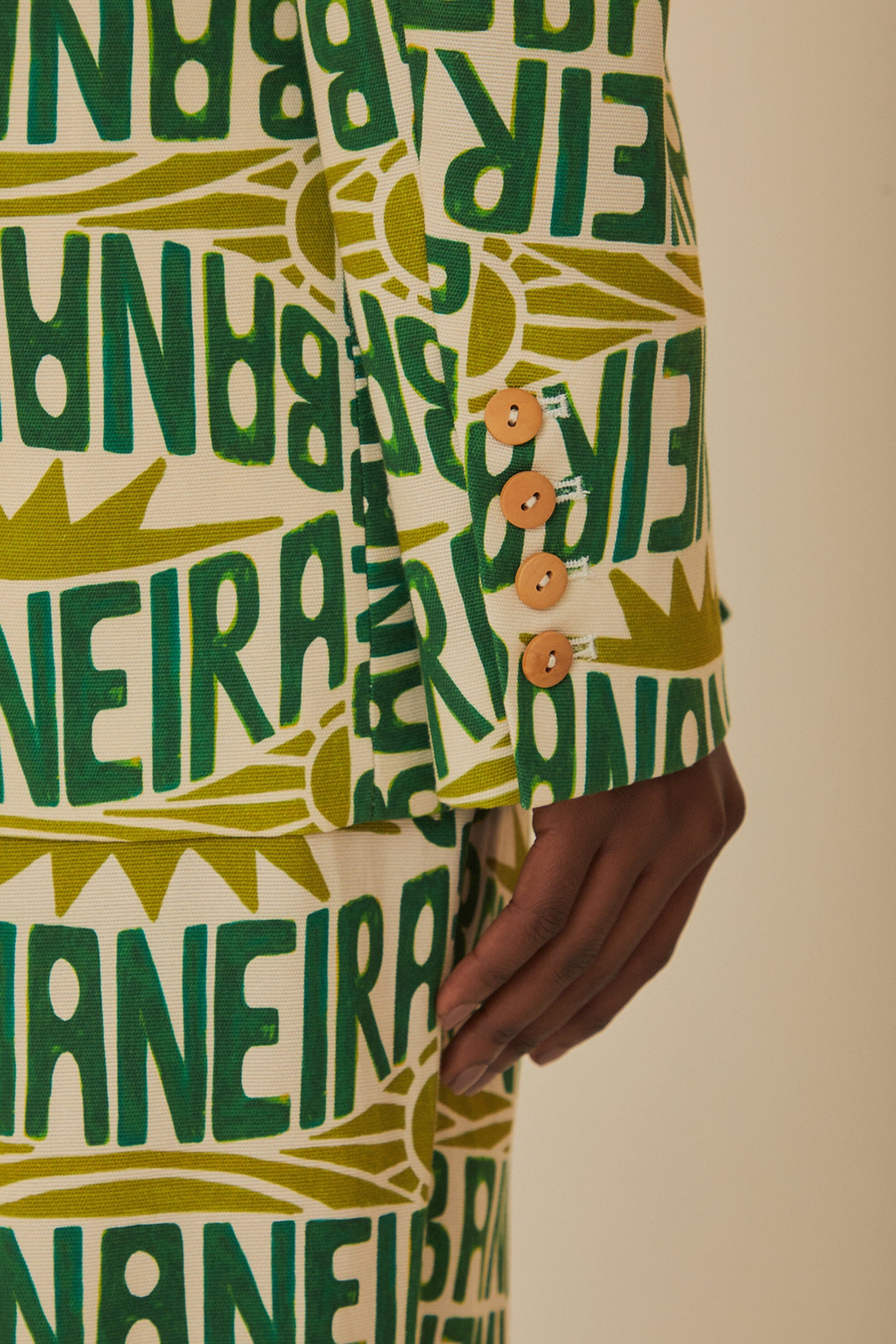DJV_Banana Typography Off-White Vestes & Manteaux - Banana Typography Off-White