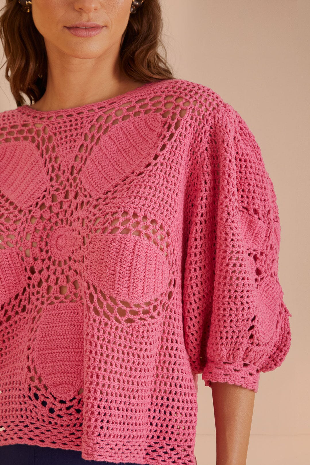 Pull à fleurs en crochet - Rose
