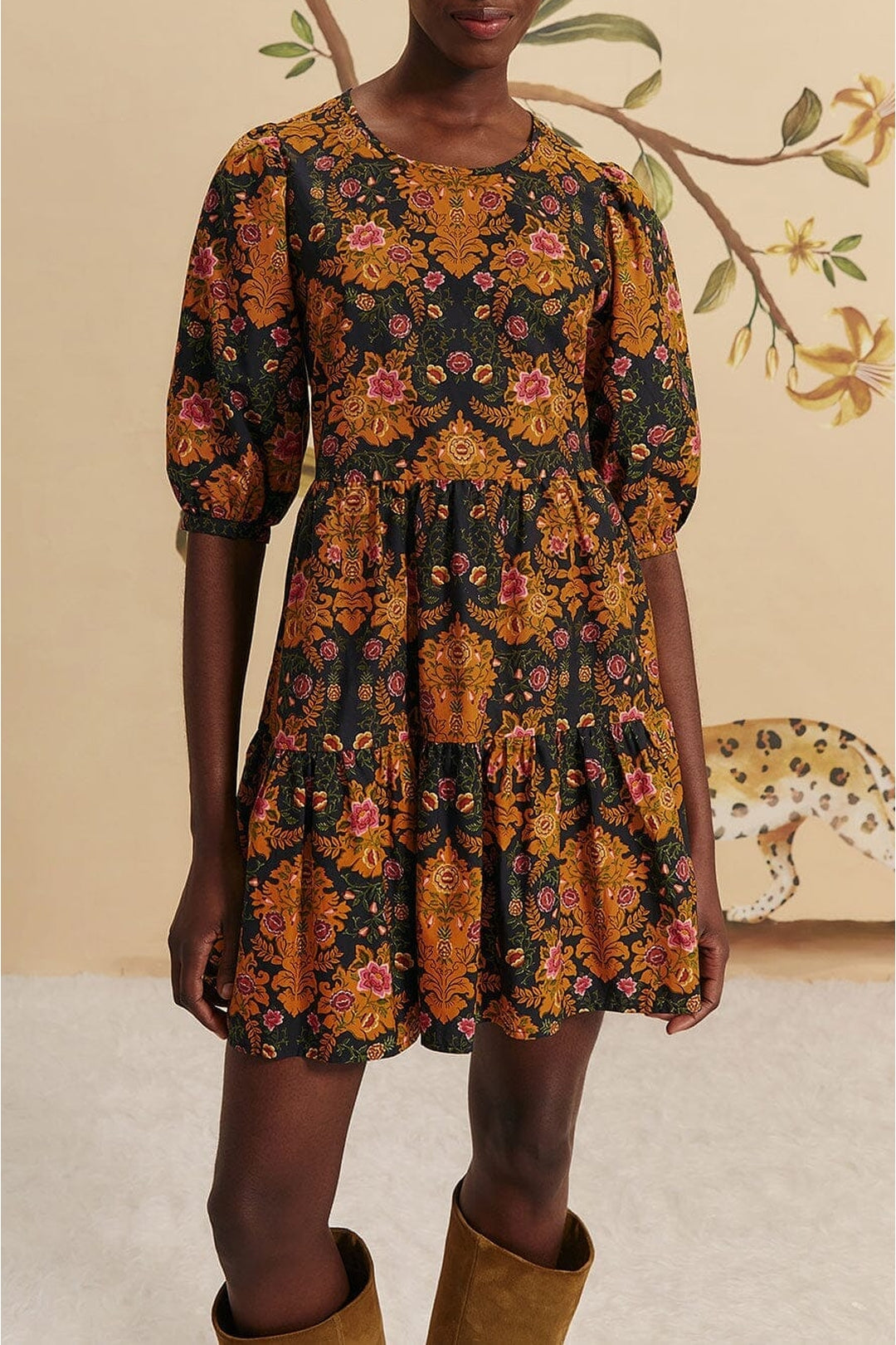 Robe courte Arabesque à manches bouffantes en coton - Noir