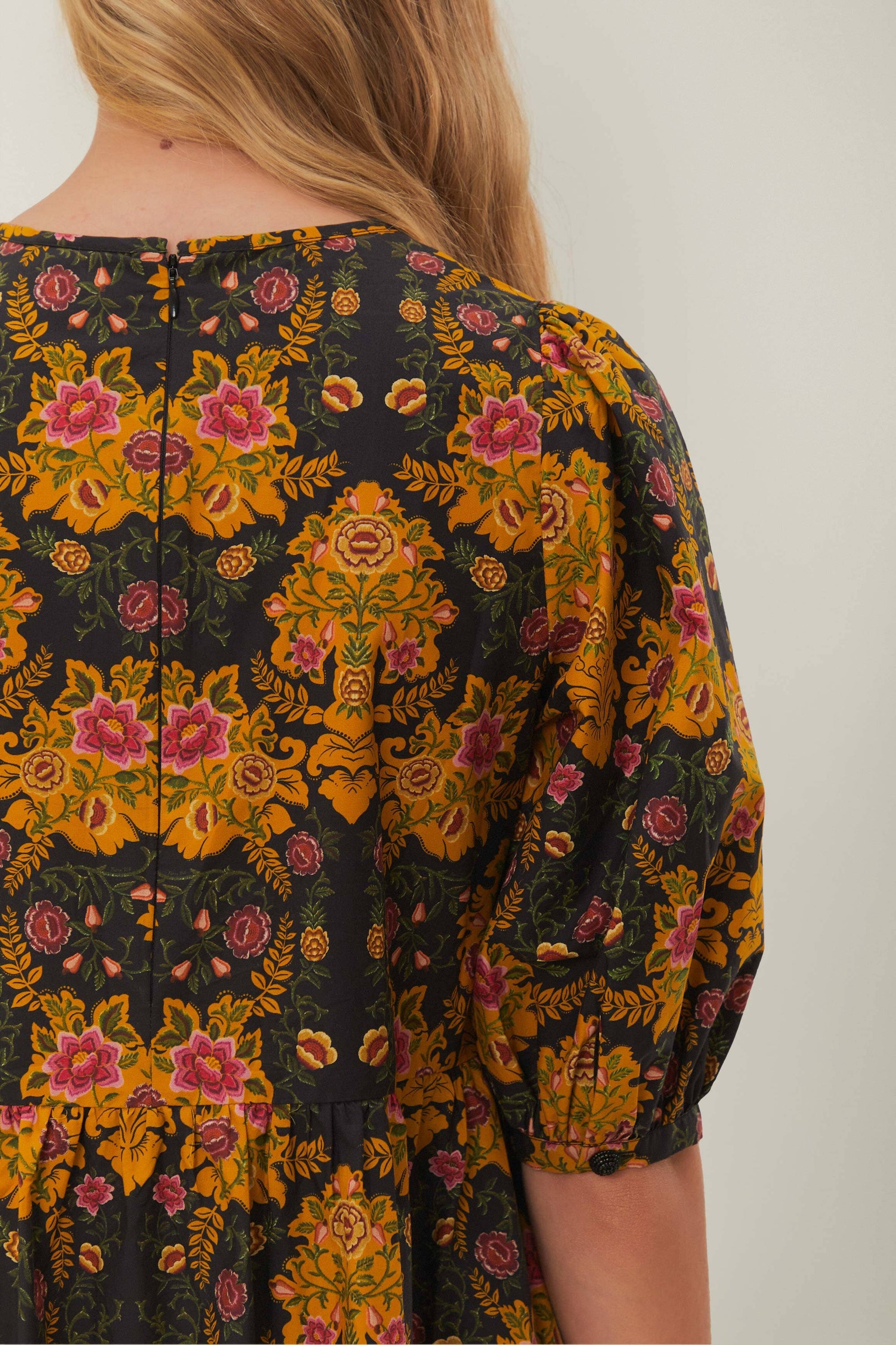 Robe courte Arabesque à manches bouffantes en coton - Noir