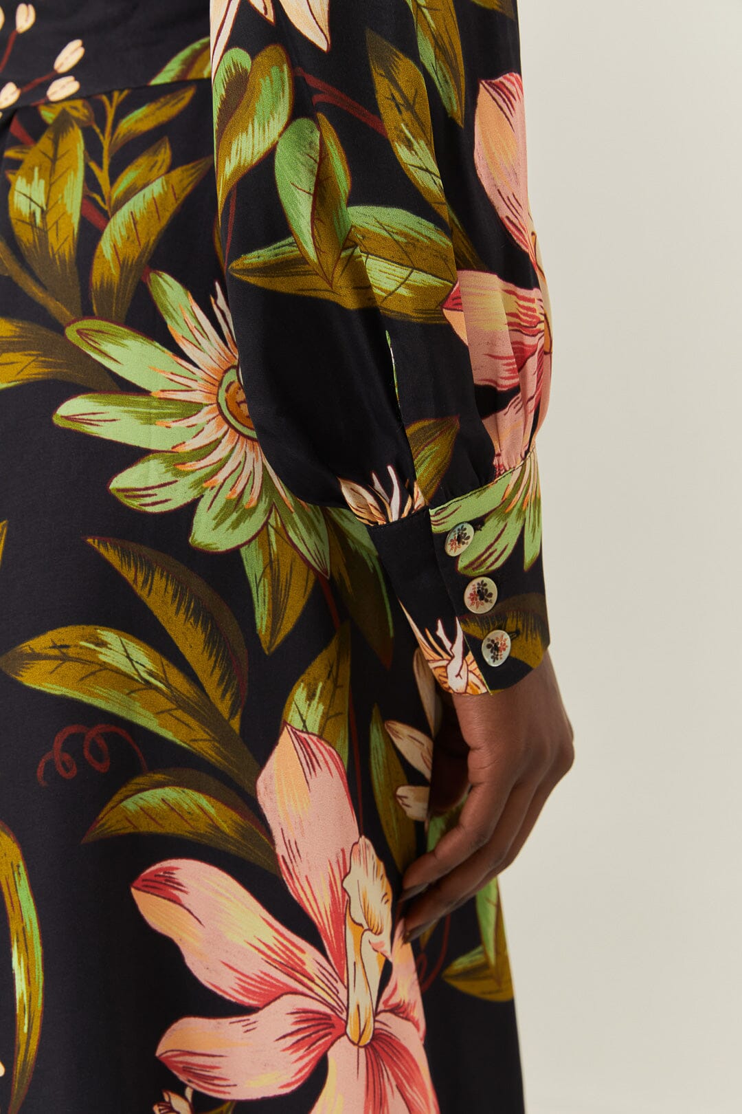 DJV_Surreal Flowers Black Robes midi - Surreal Flowers Black