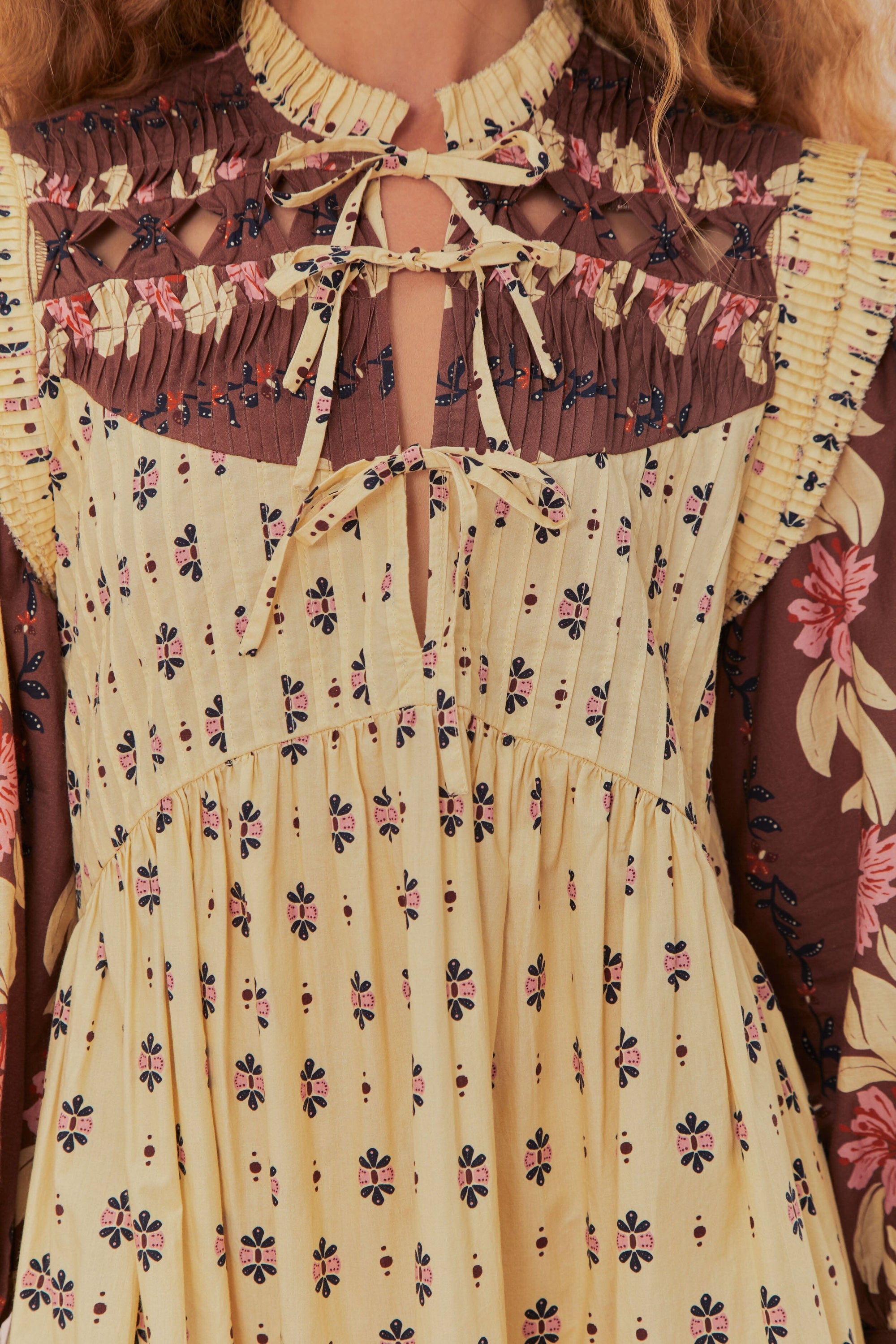 Robe courte à motif floral en coton - Beige
