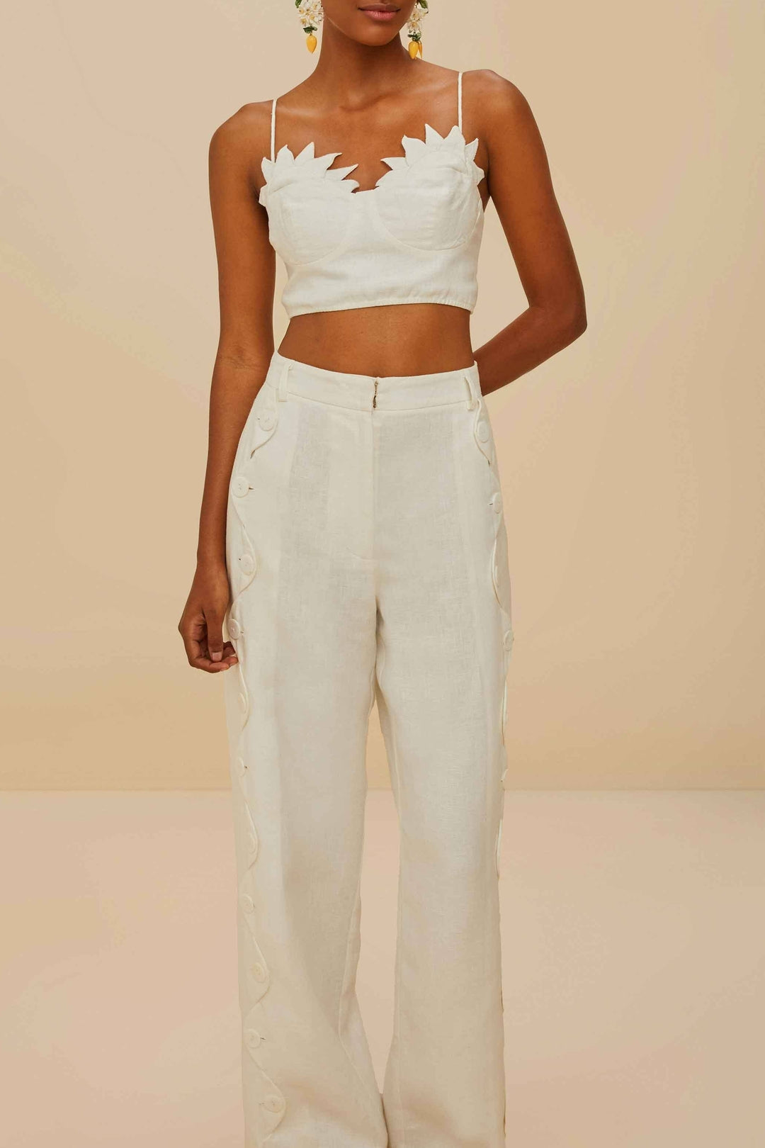 Wavy Buttoning high-waisted trousers in linen - White