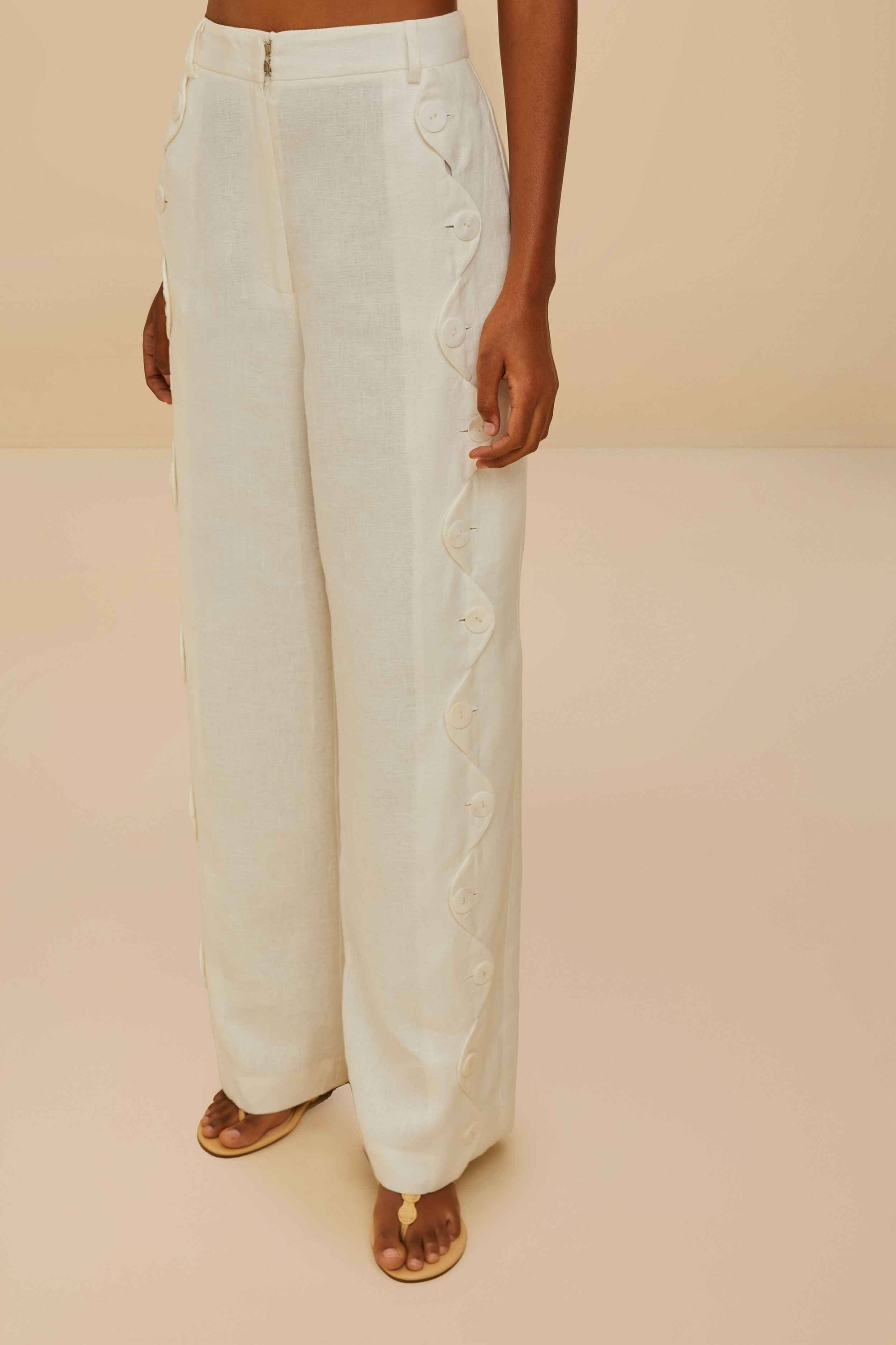 Wavy Buttoning high-waisted trousers in linen - White