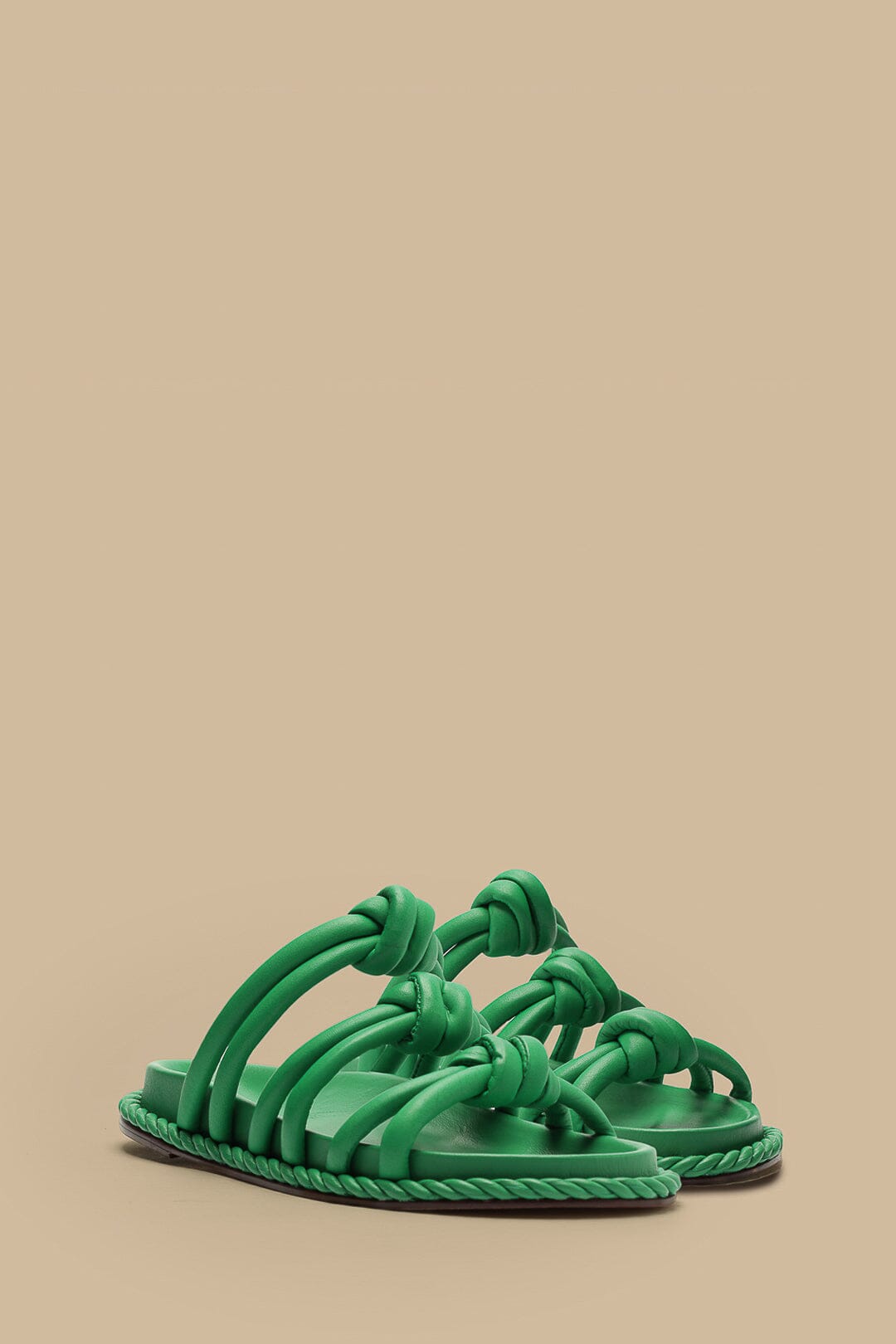 Flat leather sandals with tie fastening - Green