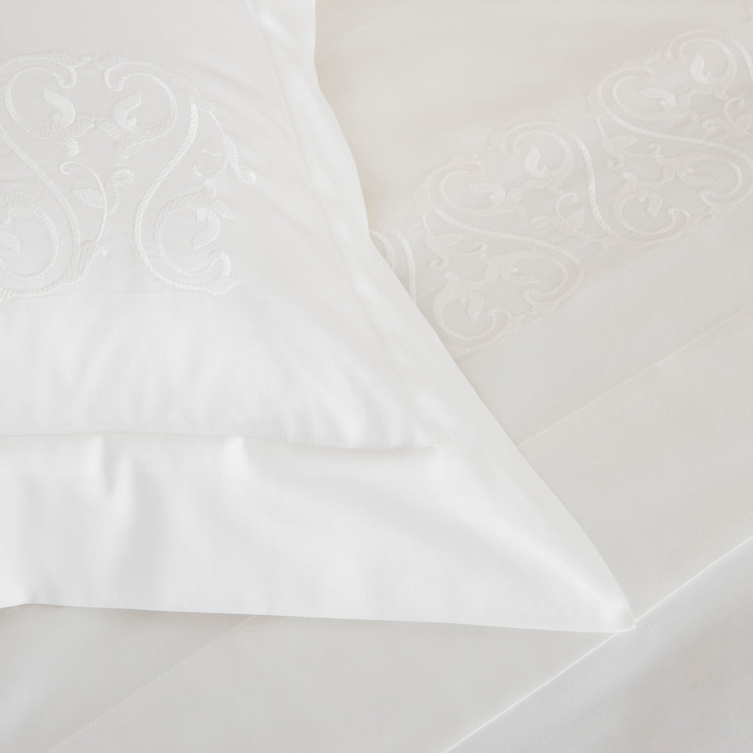 ORNATE MEDALLION EMBROIDERY / BOUDOIR TAIE D'OREILLER