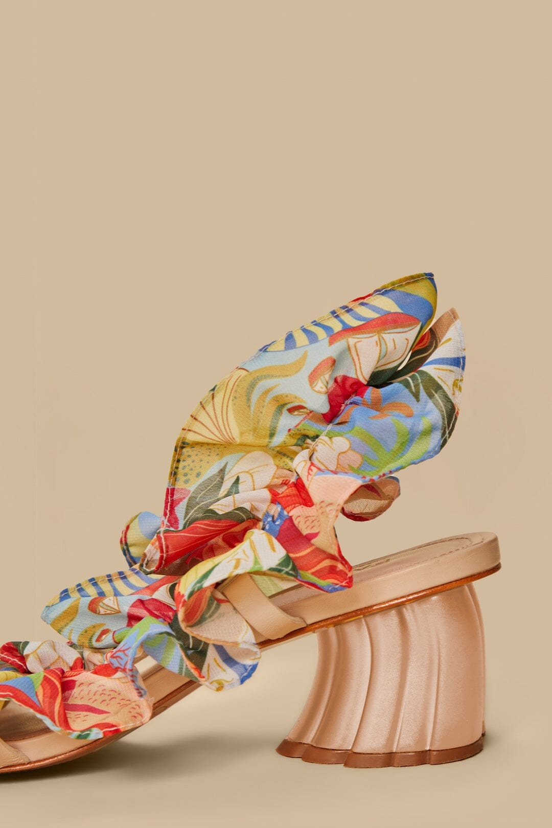 Sandales avec motif à volants en cuir - Beige