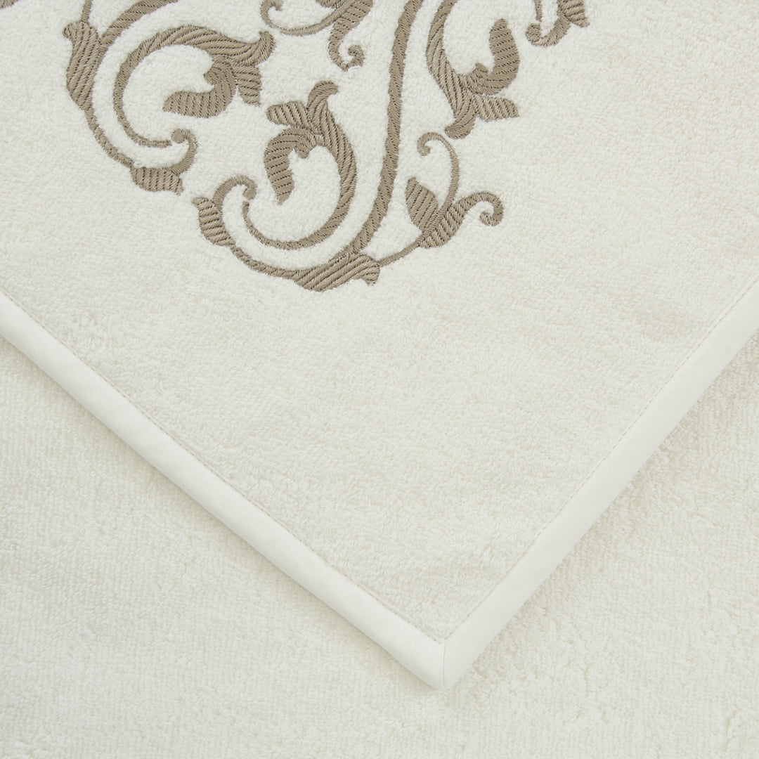 ORNATE MEDALLION EMBROIDERY / SERVIETTE INVITÉ / SERVIETTE INVITÉ