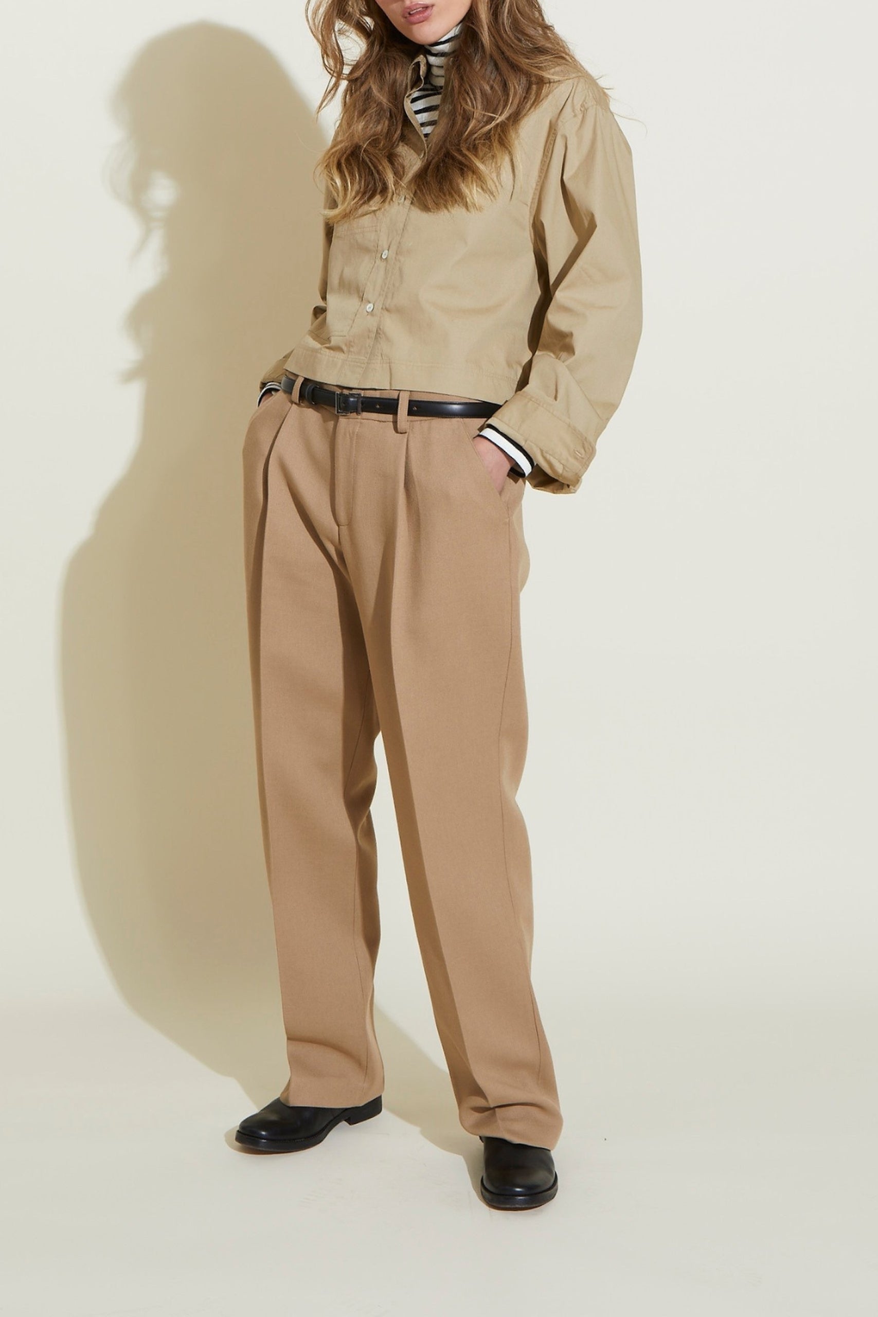 Pantalon Less coupe droite à pinces - Beige