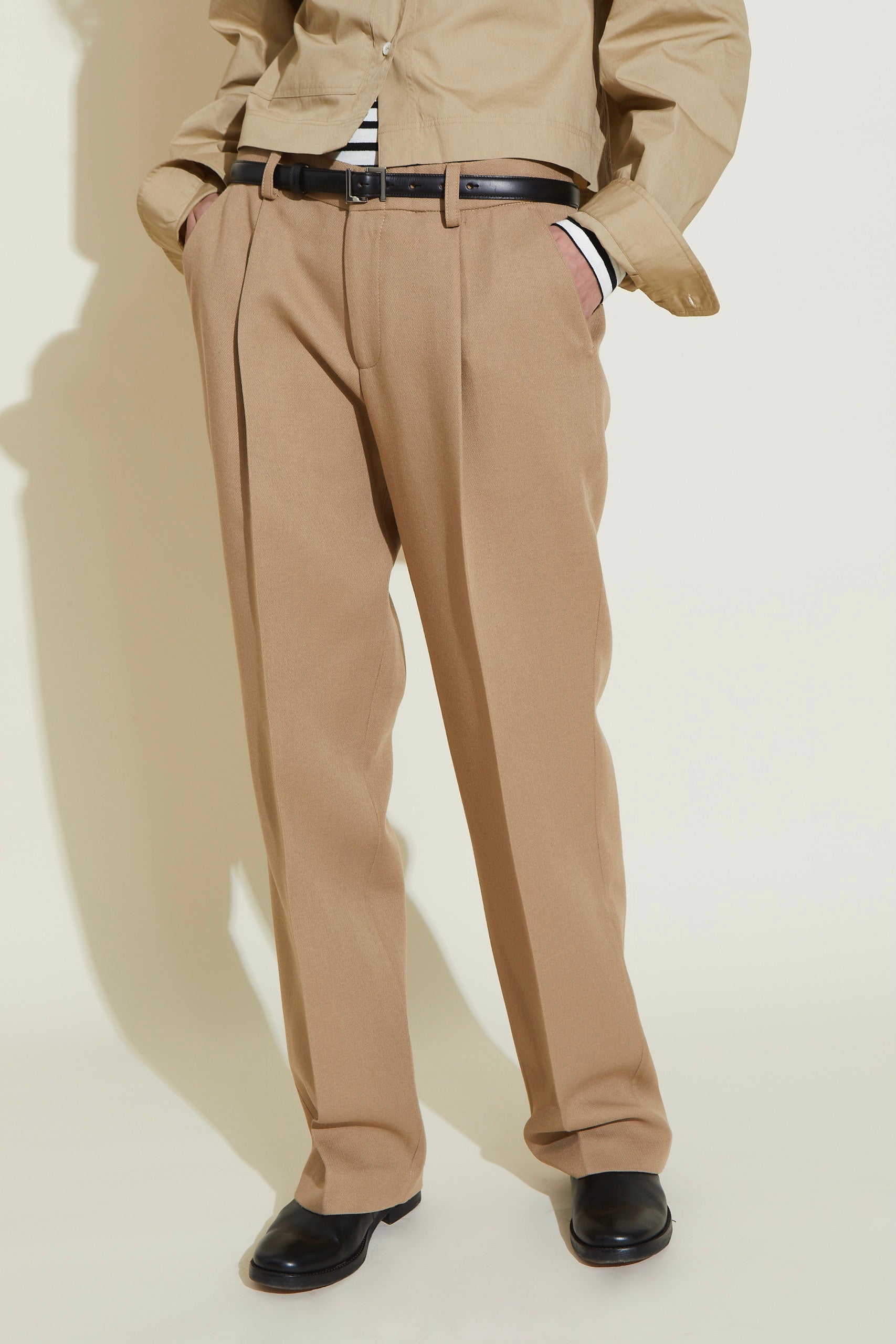Pantalon Less coupe droite à pinces - Beige