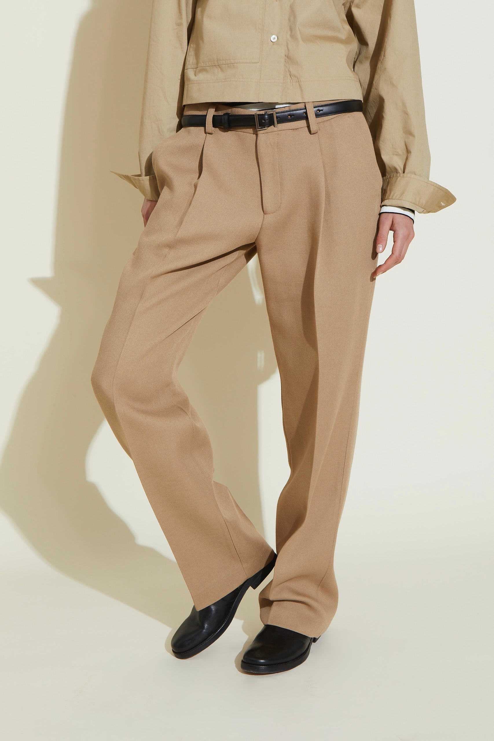 Pantalon Less coupe droite à pinces - Beige