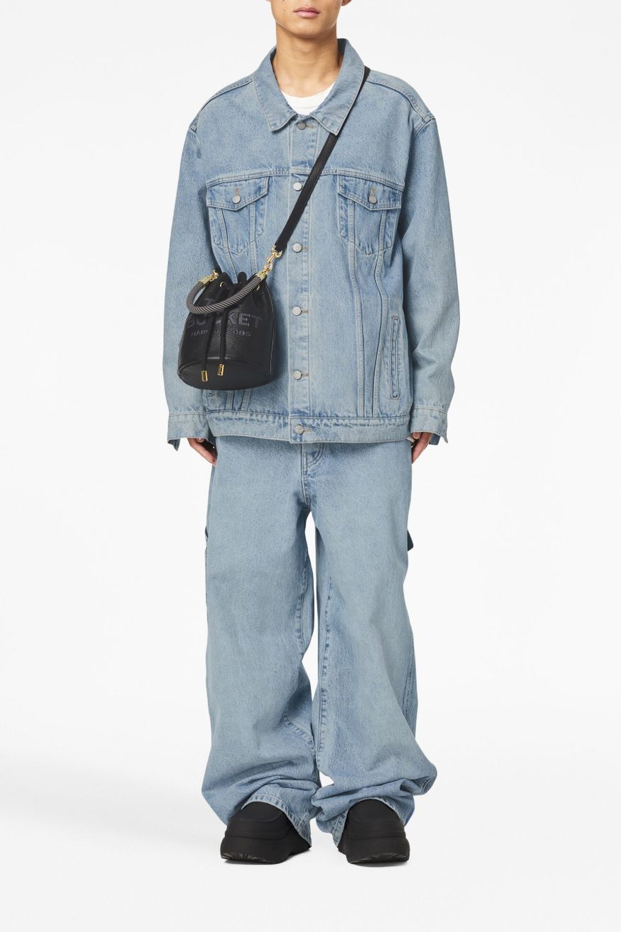 11 / DJV /150€ /60qty-60 /ST 100% /33 TROCA 142,5€   Sac The Bucket en cuir - Black