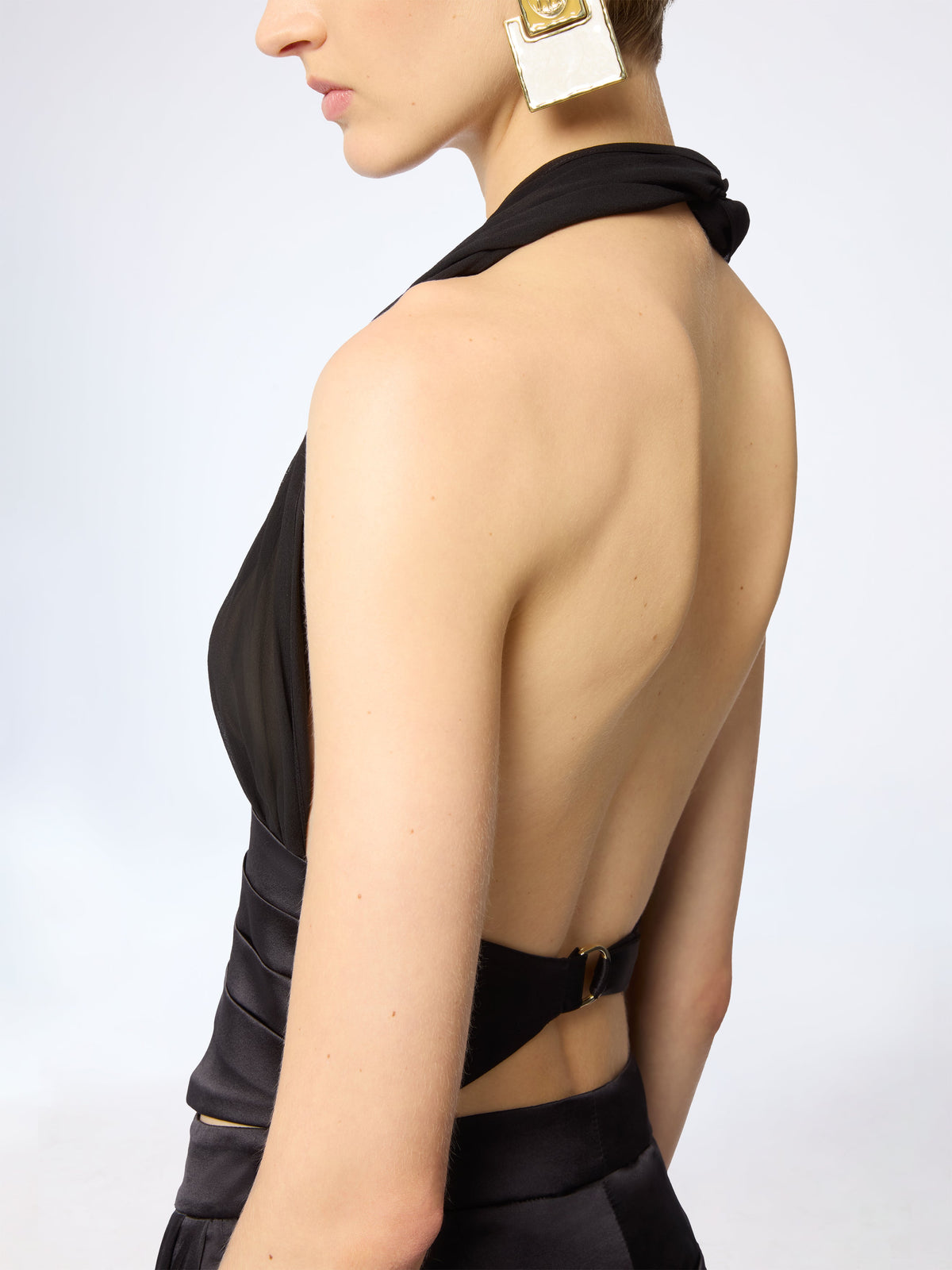 HAUT EN SATIN DE SOIE NOIR DRAPÉ À COL HALTER