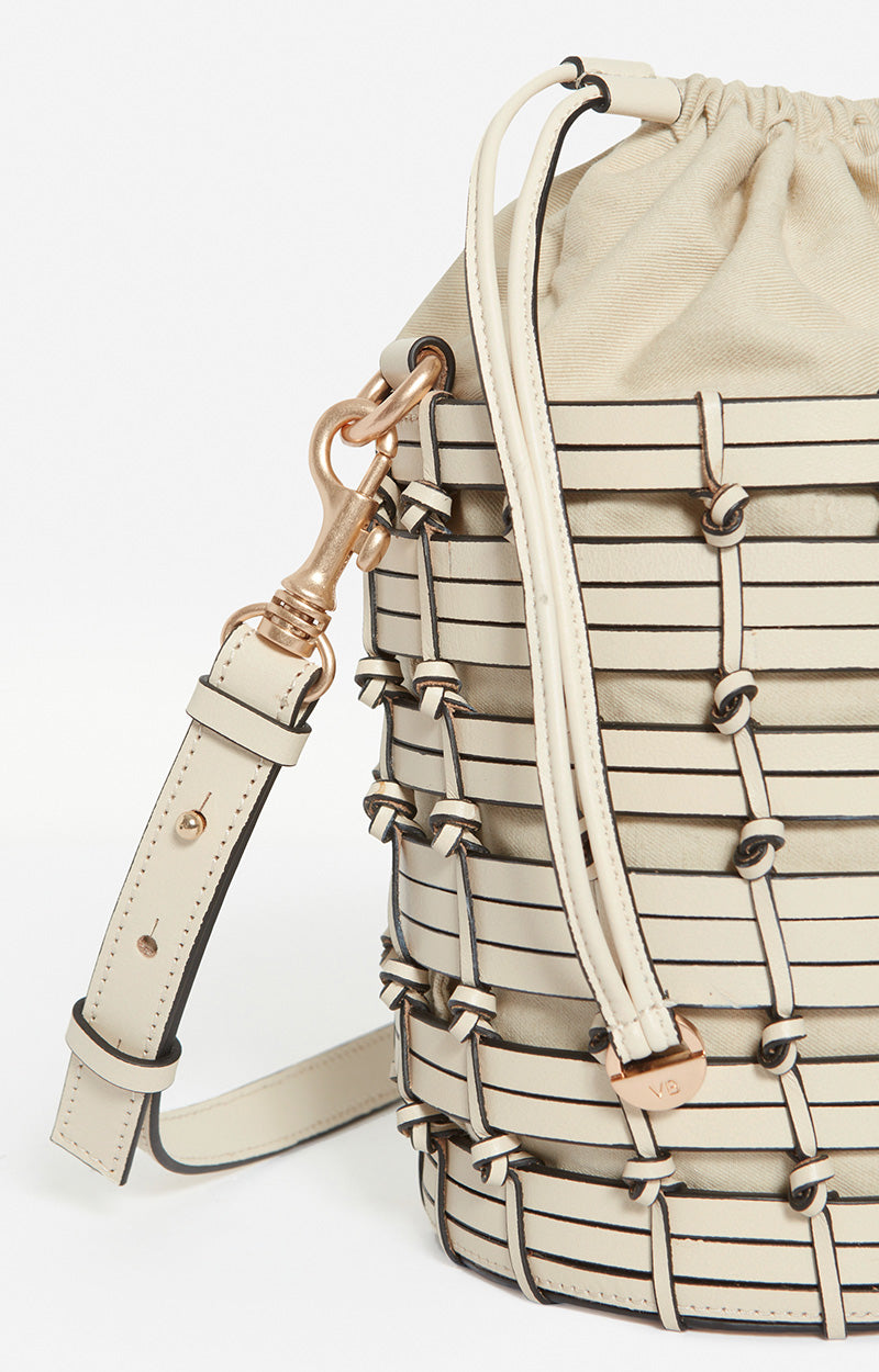 Petit sac seau en cuir tressé - Crème