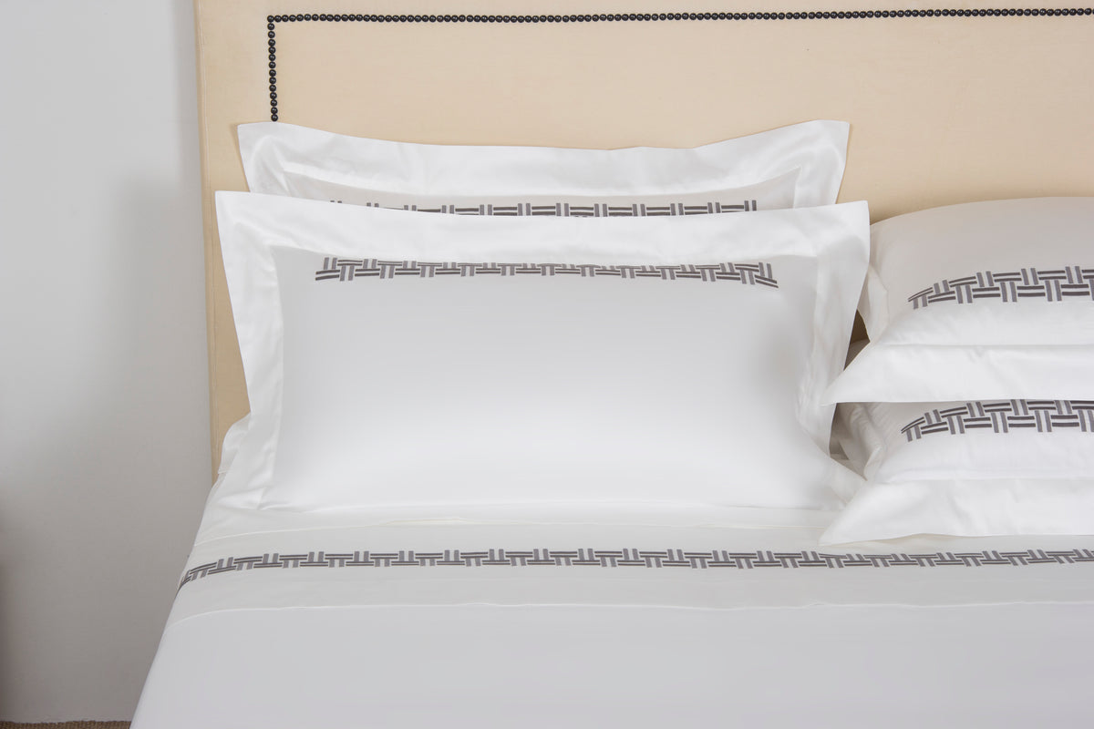 BASKET WEAVE EMBROIDERY / TAIE D'OREILLER