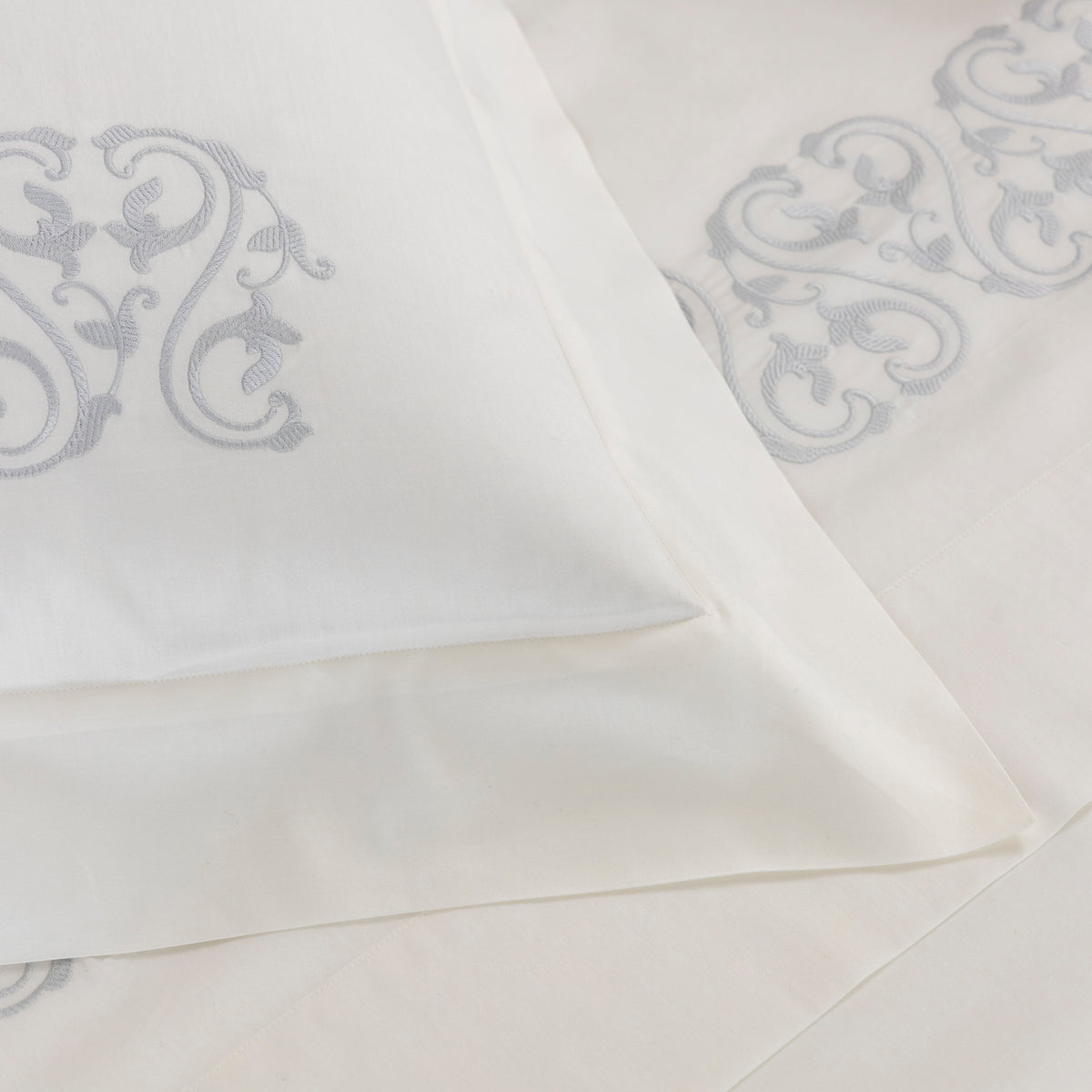 ORNATE MEDALLION EMBROIDERY / DOUBLE HOUSSE DE COUETTE SET AVEC 2 TAIE D'OREILLER 51X71  AVEC UN DRAP PLAT