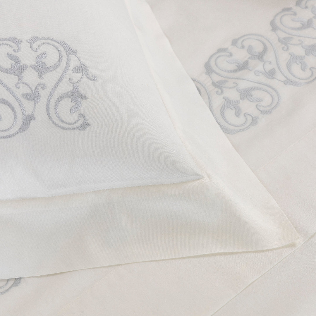Parure housse de couette 4 pcs Ornate Medallion en coton - Milk & Light Sky Blue