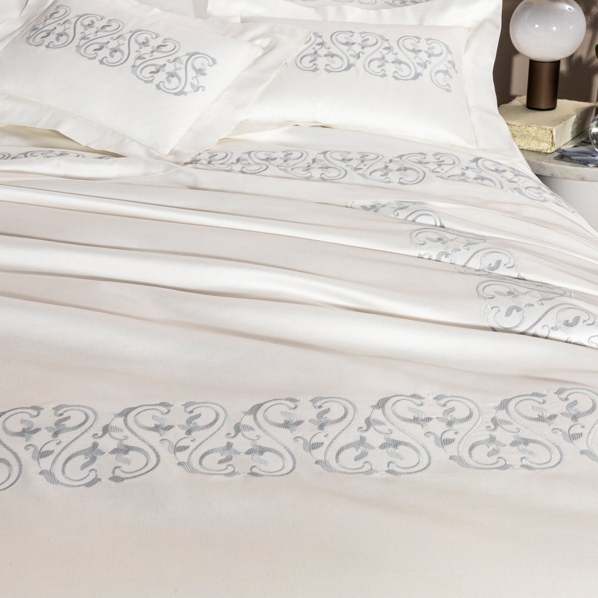 ORNATE MEDALLION EMBROIDERY / DOUBLE HOUSSE DE COUETTE SET AVEC 2 TAIE D'OREILLER 51X71  AVEC UN DRAP PLAT