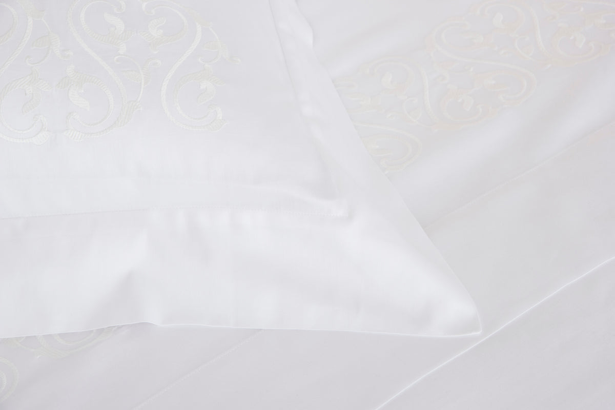ORNATE MEDALLION EMBROIDERY / DOUBLE HOUSSE DE COUETTE SET AVEC 2 TAIE D'OREILLER 51X71  AVEC UN DRAP PLAT