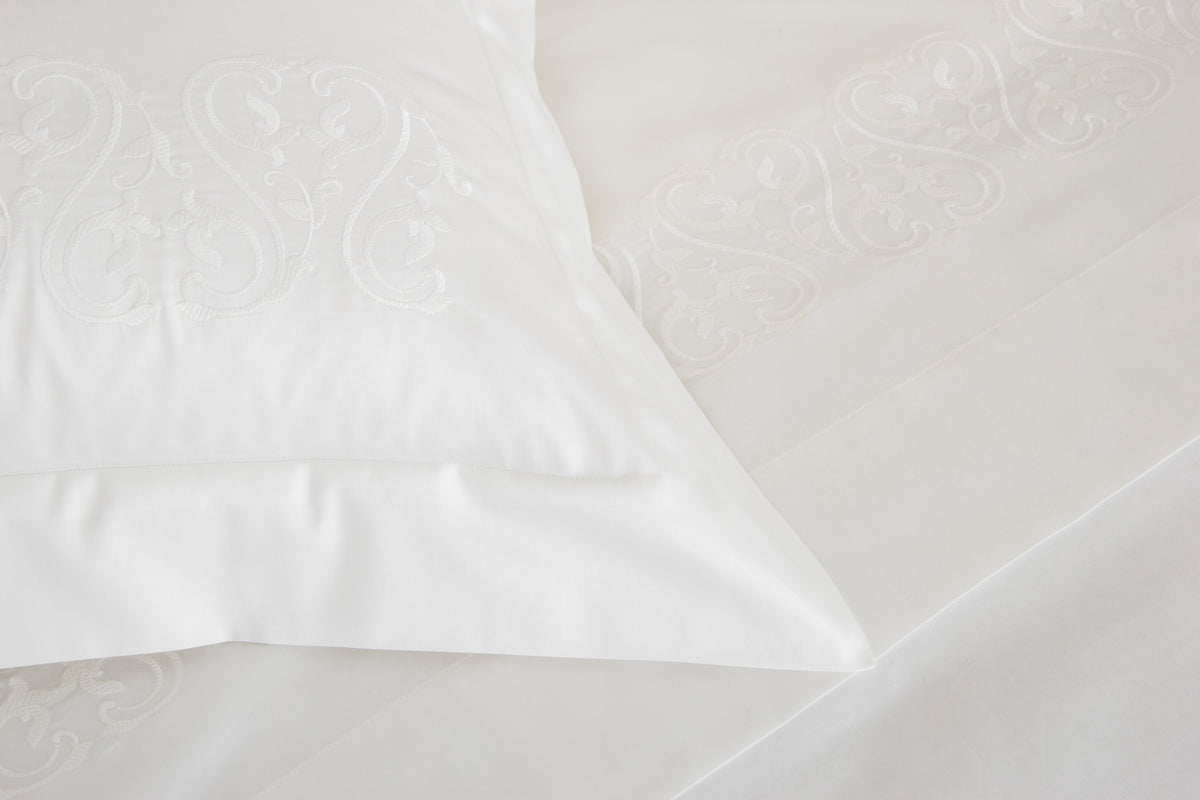 ORNATE MEDALLION EMBROIDERY / DOUBLE HOUSSE DE COUETTE SET AVEC 2 TAIE D'OREILLER 51X71  AVEC UN DRAP PLAT