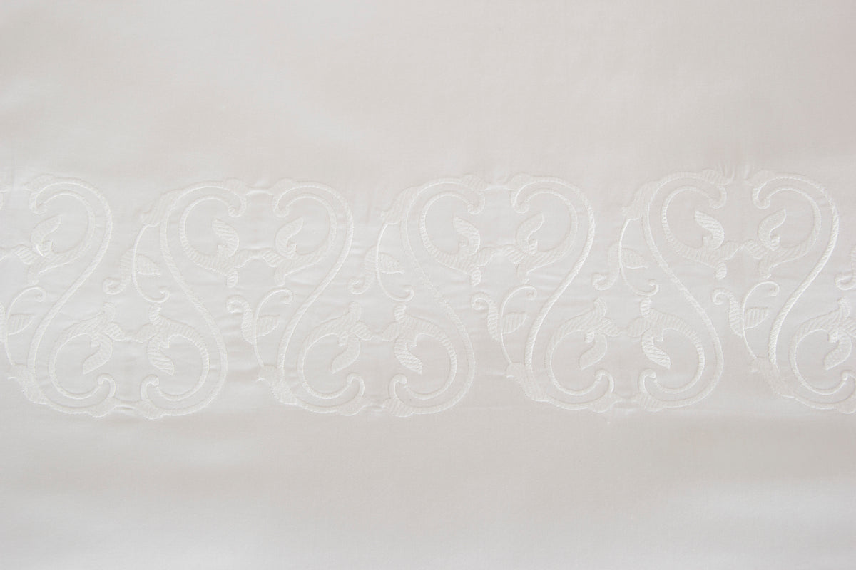 ORNATE MEDALLION EMBROIDERY /  PARURE HOUSSE DE COUETTE AVEC 2 TAIE D'OREILLER 51X71 ET UN DRAP PLAT