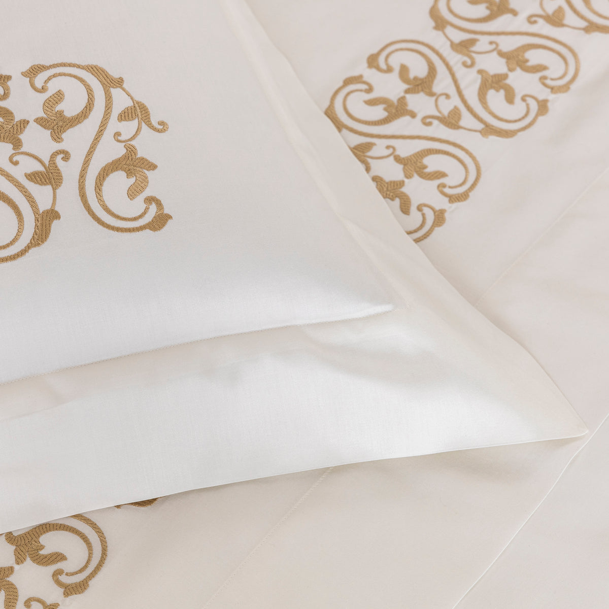 ORNATE MEDALLION EMBROIDERY / STANDARD PARURE HOUSSE DE COUETTE AVEC 2 TAIE D'OREILLER 51X71 ET UN DRAP PLAT