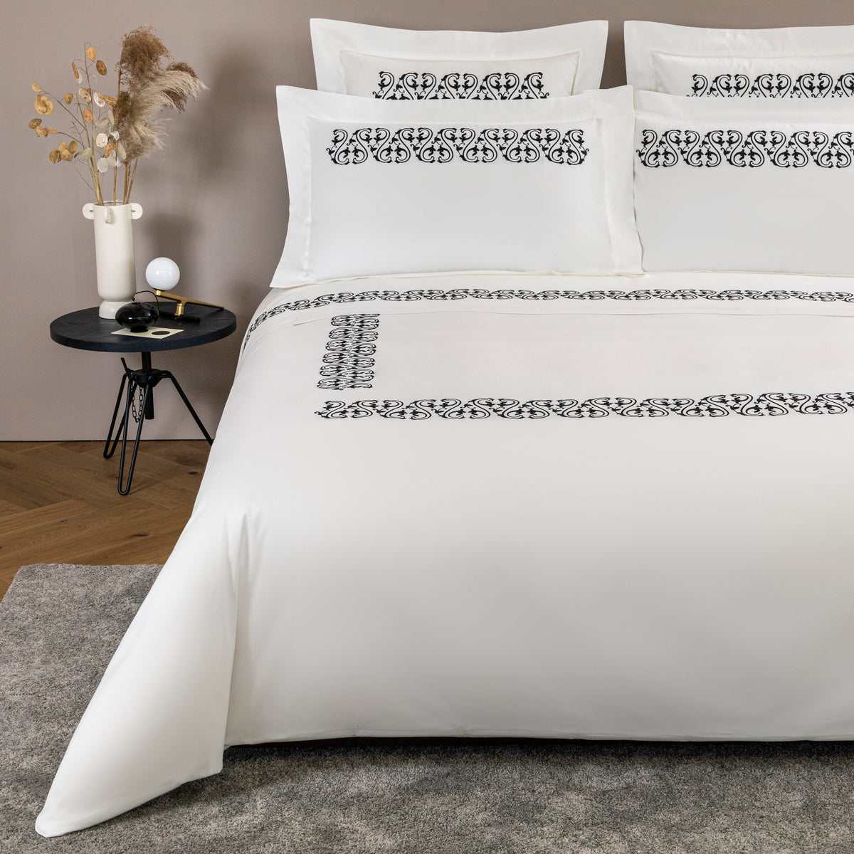 ORNATE MEDALLION EMBROIDERY / DOUBLE HOUSSE DE COUETTE SET AVEC 2 TAIE D'OREILLER 51X71  AVEC UN DRAP PLAT