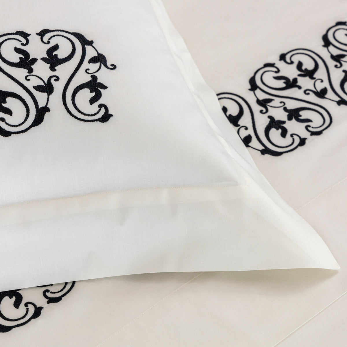 ORNATE MEDALLION EMBROIDERY / DOUBLE HOUSSE DE COUETTE SET AVEC 2 TAIE D'OREILLER 51X71  AVEC UN DRAP PLAT