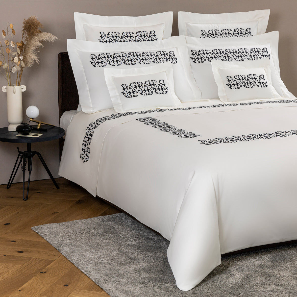 ORNATE MEDALLION EMBROIDERY / DOUBLE HOUSSE DE COUETTE SET AVEC 2 TAIE D'OREILLER 51X71  AVEC UN DRAP PLAT