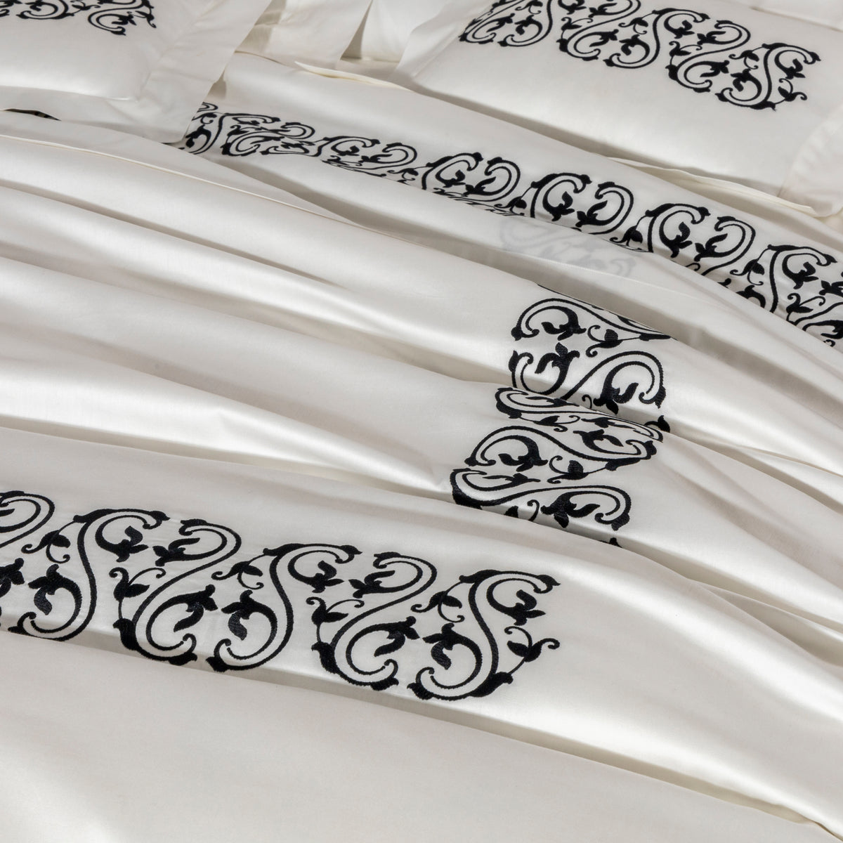 ORNATE MEDALLION EMBROIDERY / DOUBLE HOUSSE DE COUETTE SET AVEC 2 TAIE D'OREILLER 51X71  AVEC UN DRAP PLAT